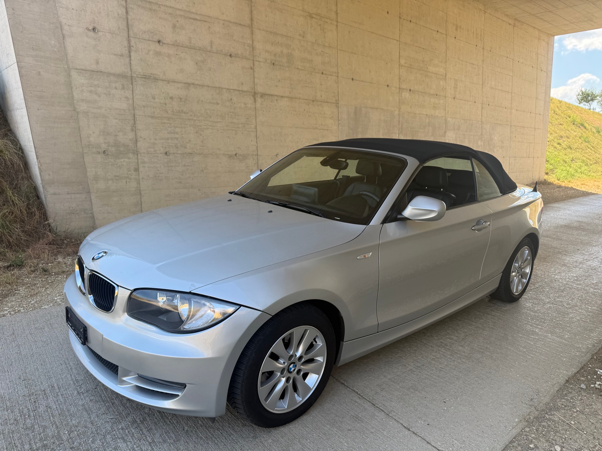 BMW 118i Cabrio-image-1
