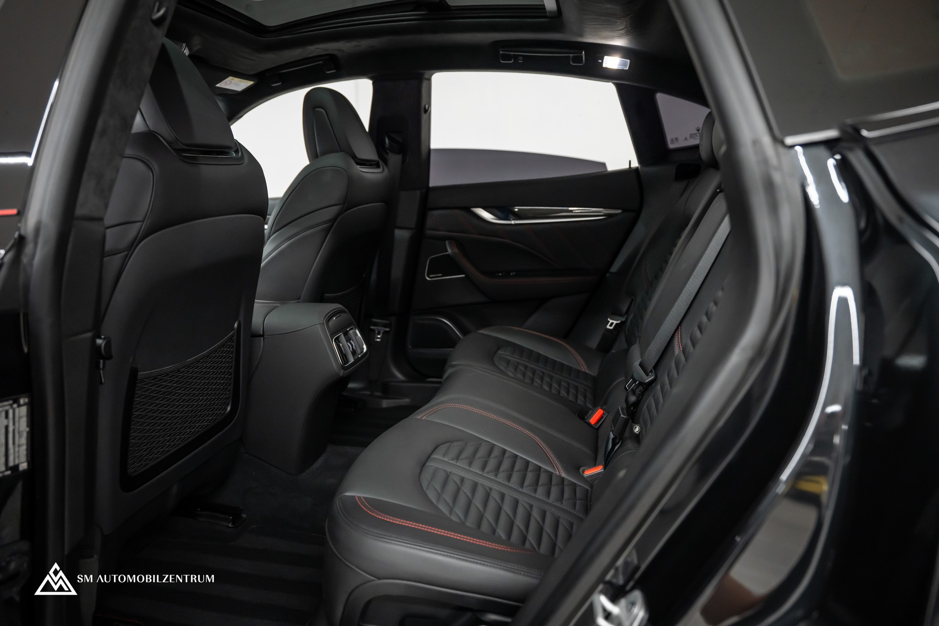 MASERATI Levante 3.8 V8 Trofeo / Maserati Garantie / Carbon Exterieur & Interieur / Panorama / 360°-image-26
