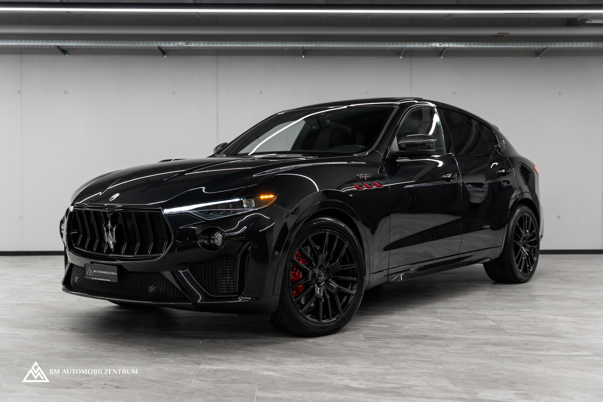 MASERATI Levante 3.8 V8 Trofeo / Maserati Garantie / Carbon Exterieur & Interieur / Panorama / 360°-image-0