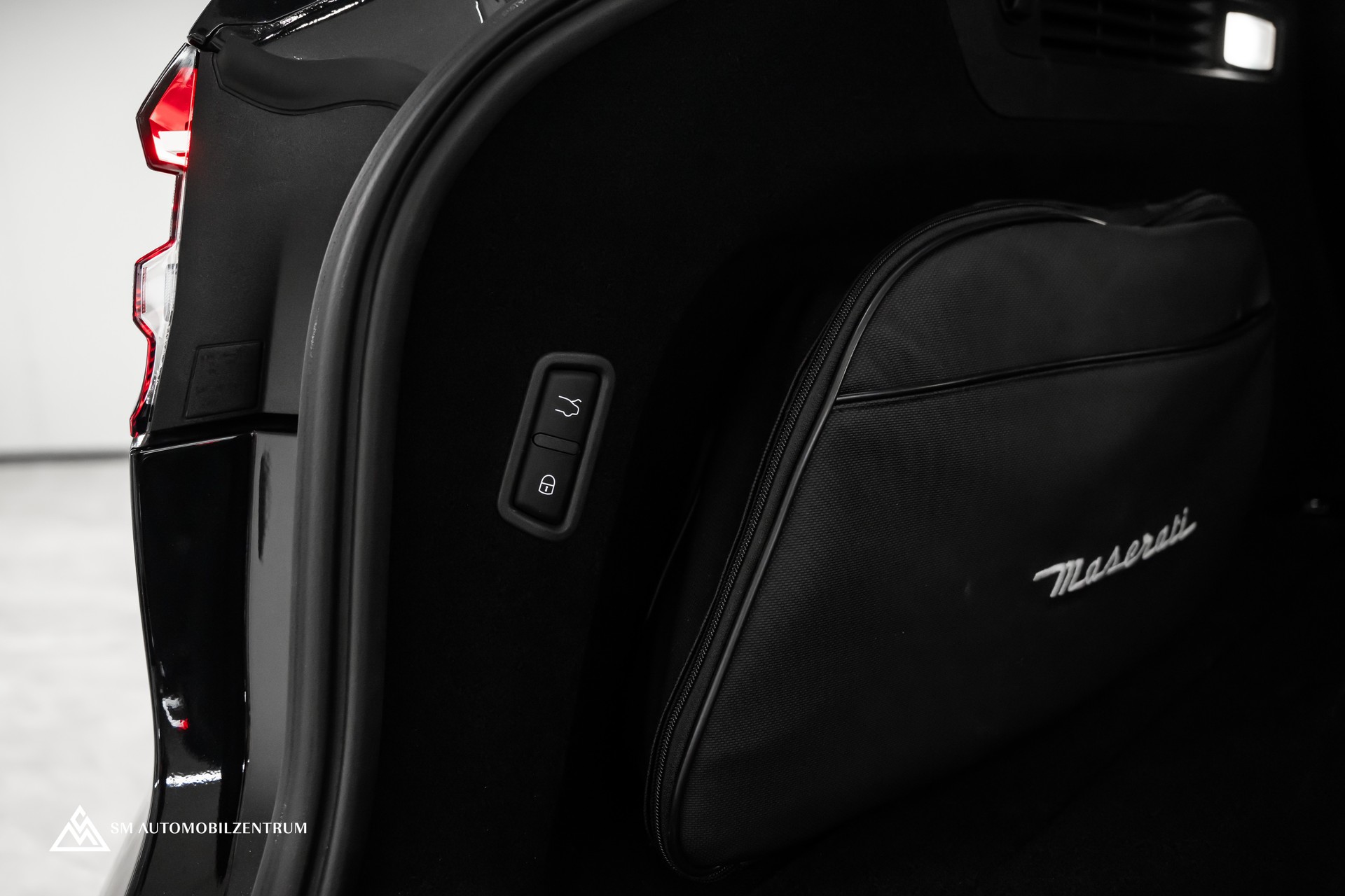 MASERATI Levante 3.8 V8 Trofeo / Maserati Garantie / Carbon Exterieur & Interieur / Panorama / 360°-image-21