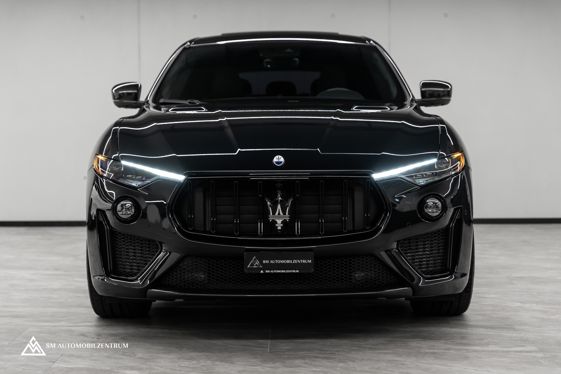 MASERATI Levante 3.8 V8 Trofeo / Maserati Garantie / Carbon Exterieur & Interieur / Panorama / 360°-image-1
