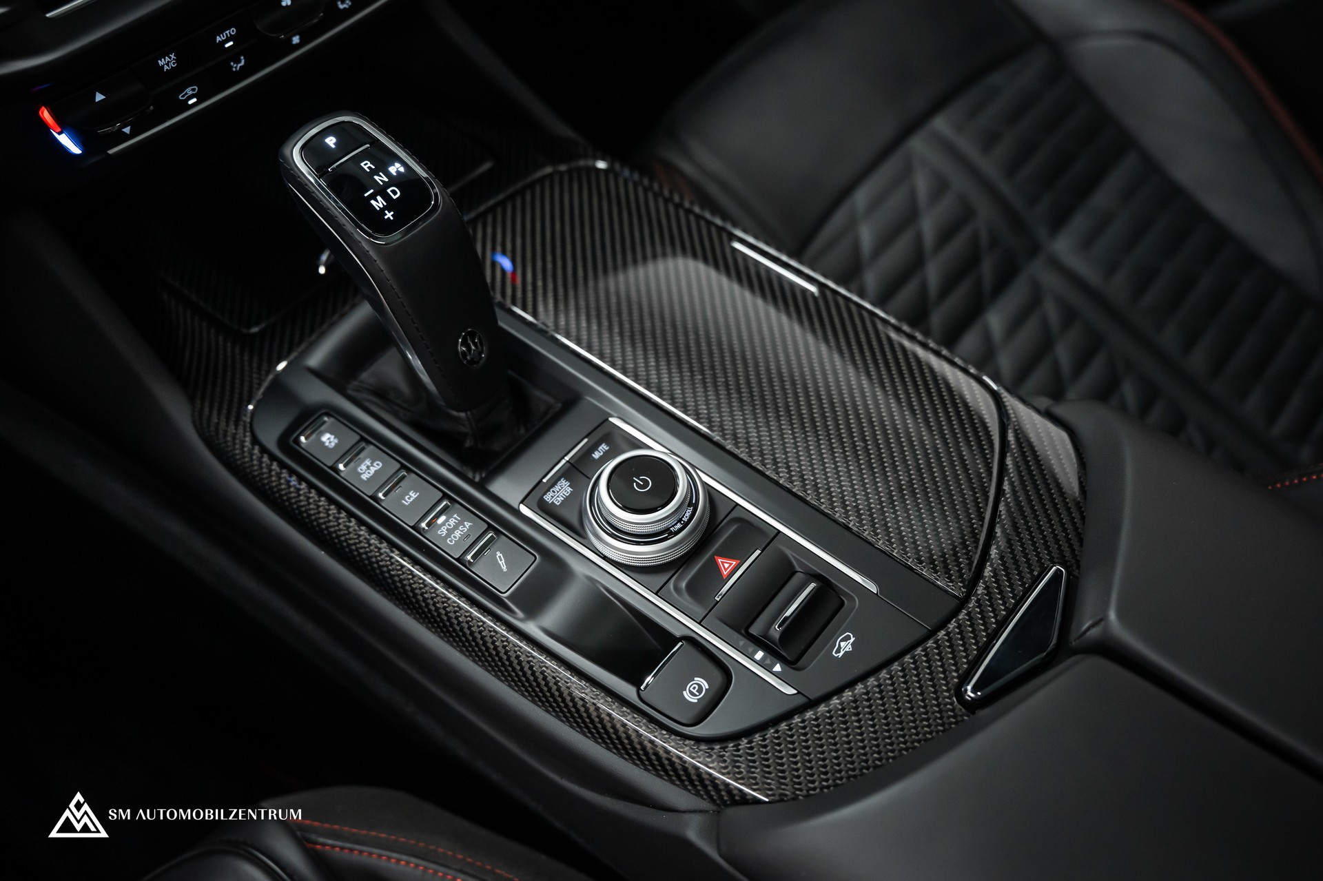 MASERATI Levante 3.8 V8 Trofeo / Maserati Garantie / Carbon Exterieur & Interieur / Panorama / 360°-image-40