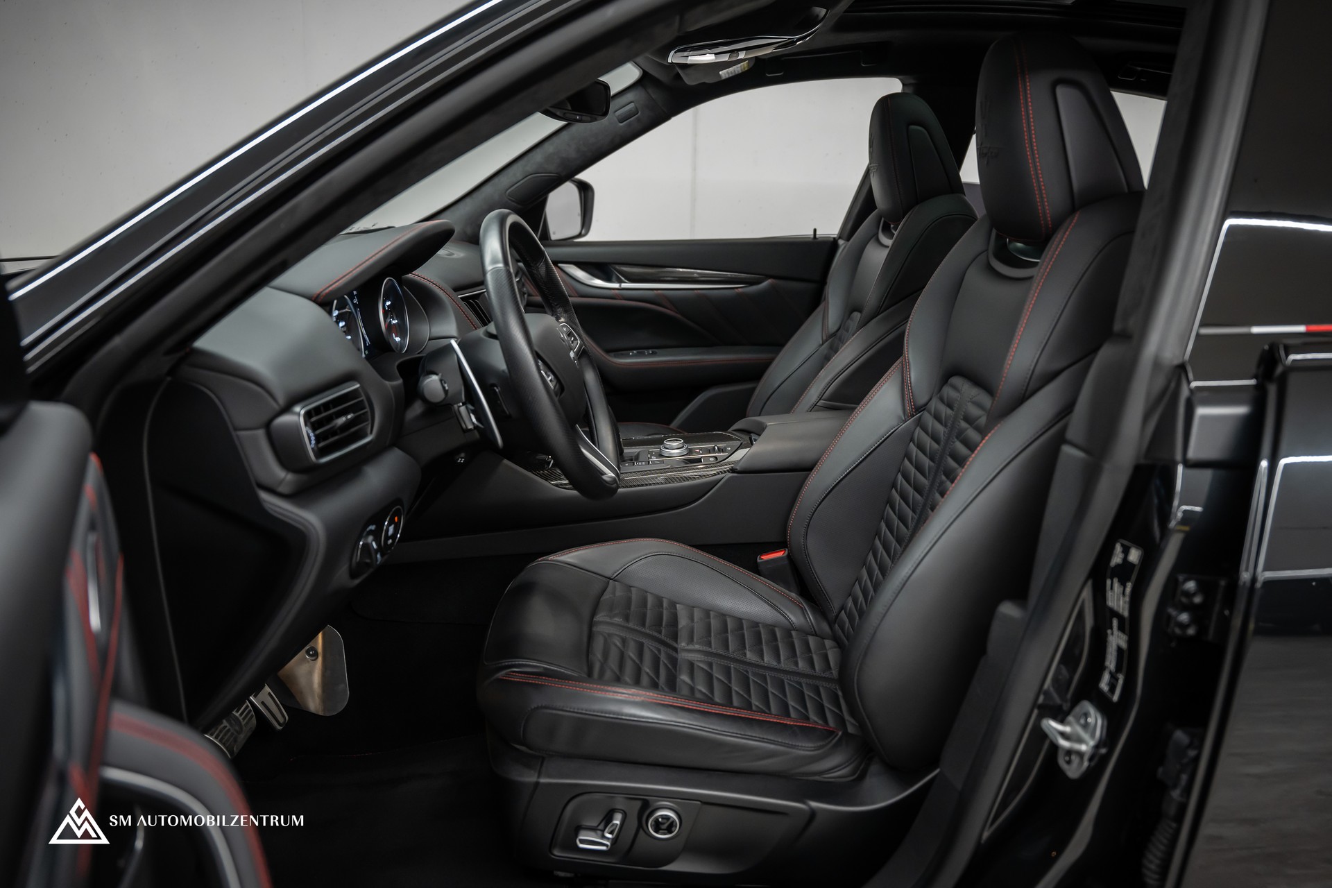 MASERATI Levante 3.8 V8 Trofeo / Maserati Garantie / Carbon Exterieur & Interieur / Panorama / 360°-image-24