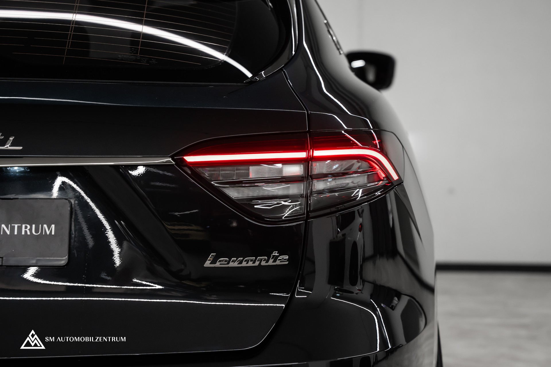 MASERATI Levante 3.8 V8 Trofeo / Maserati Garantie / Carbon Exterieur & Interieur / Panorama / 360°-image-14