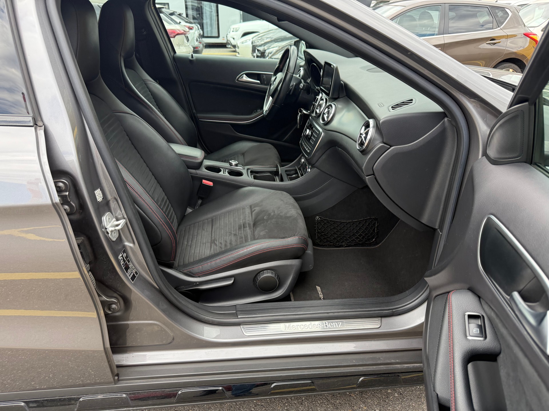 MERCEDES-BENZ GLA 250 AMG Line 4Matic 7G-DCT-image-9