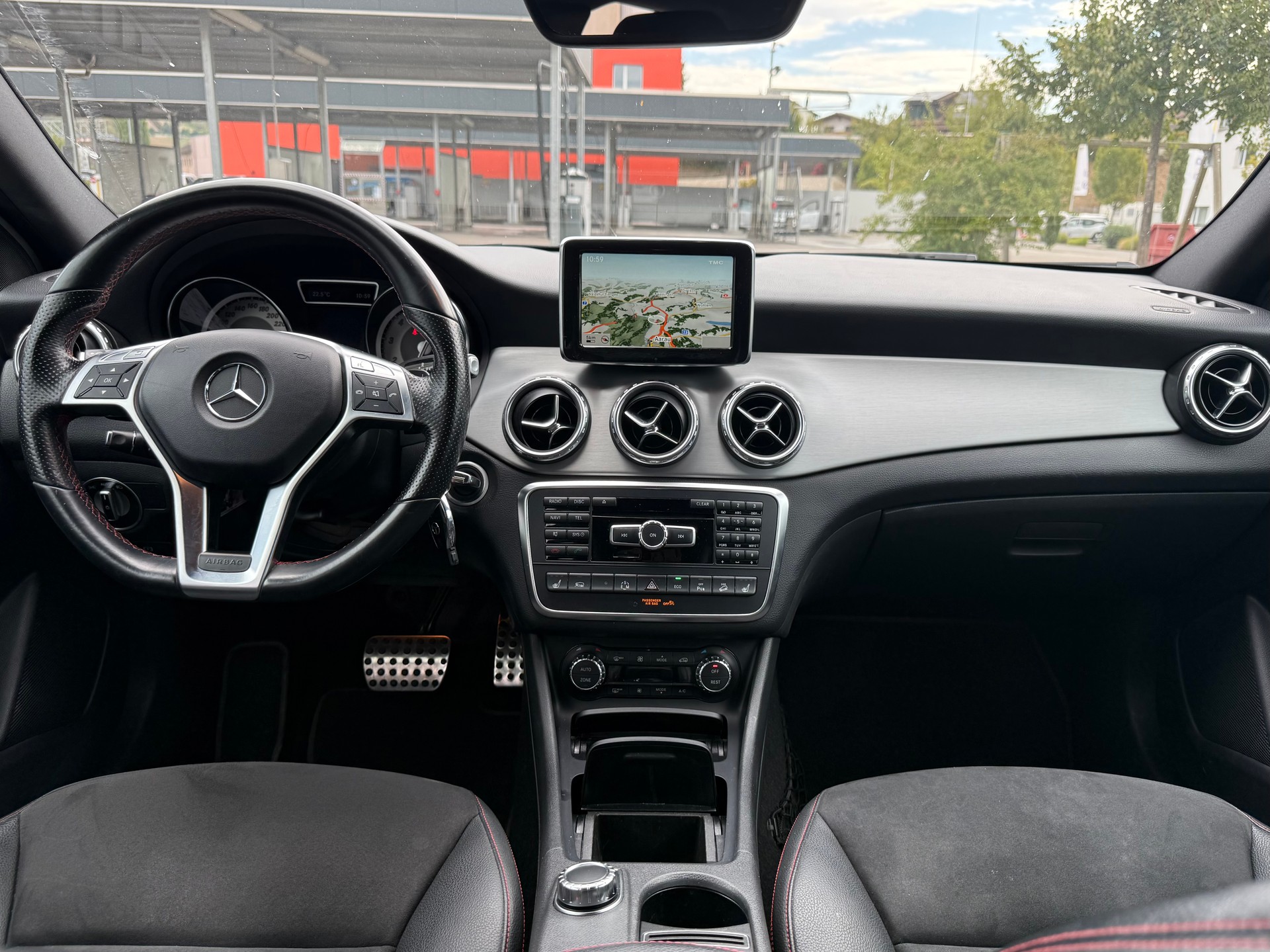 MERCEDES-BENZ GLA 250 AMG Line 4Matic 7G-DCT-image-5