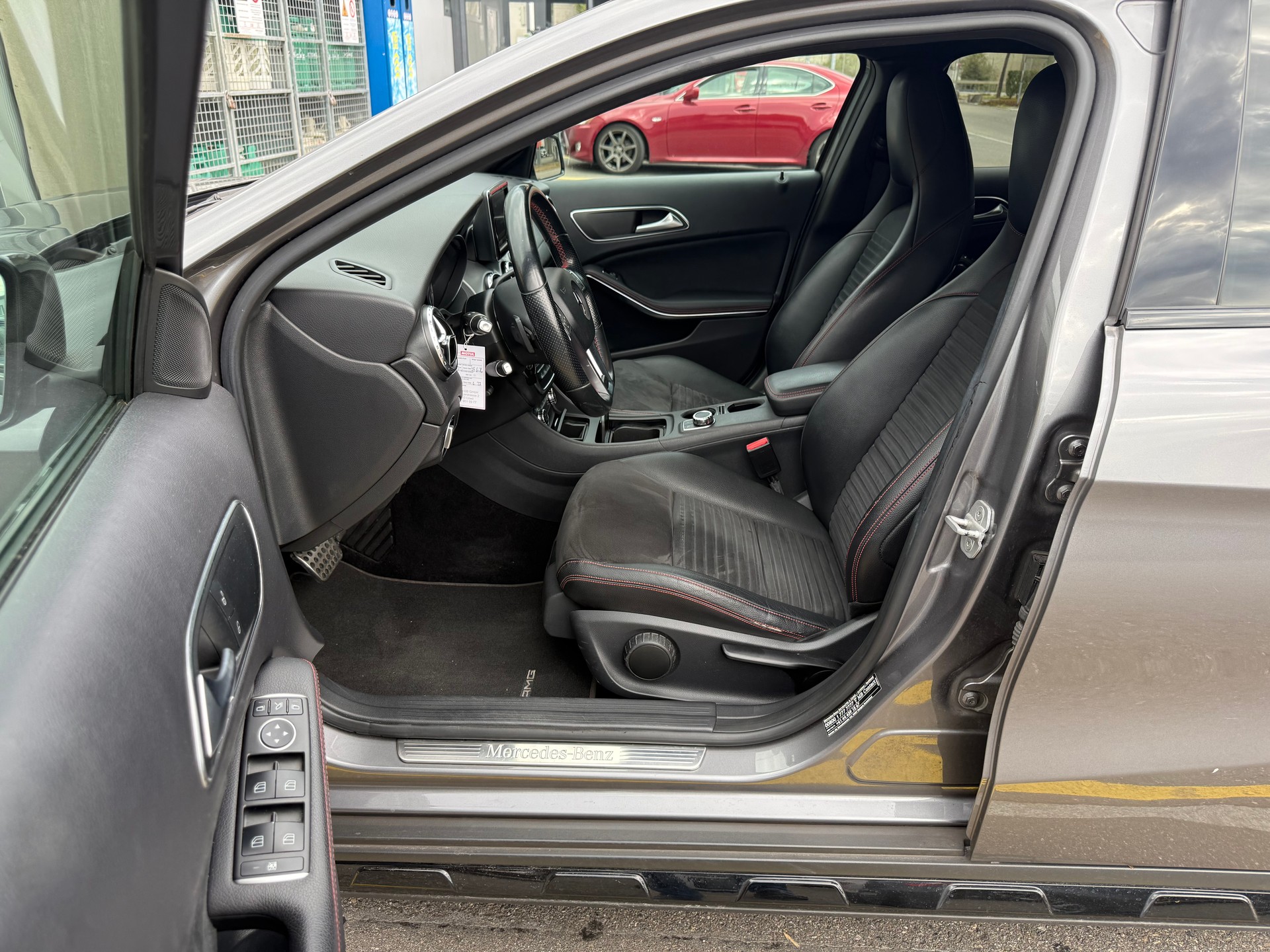 MERCEDES-BENZ GLA 250 AMG Line 4Matic 7G-DCT-image-8