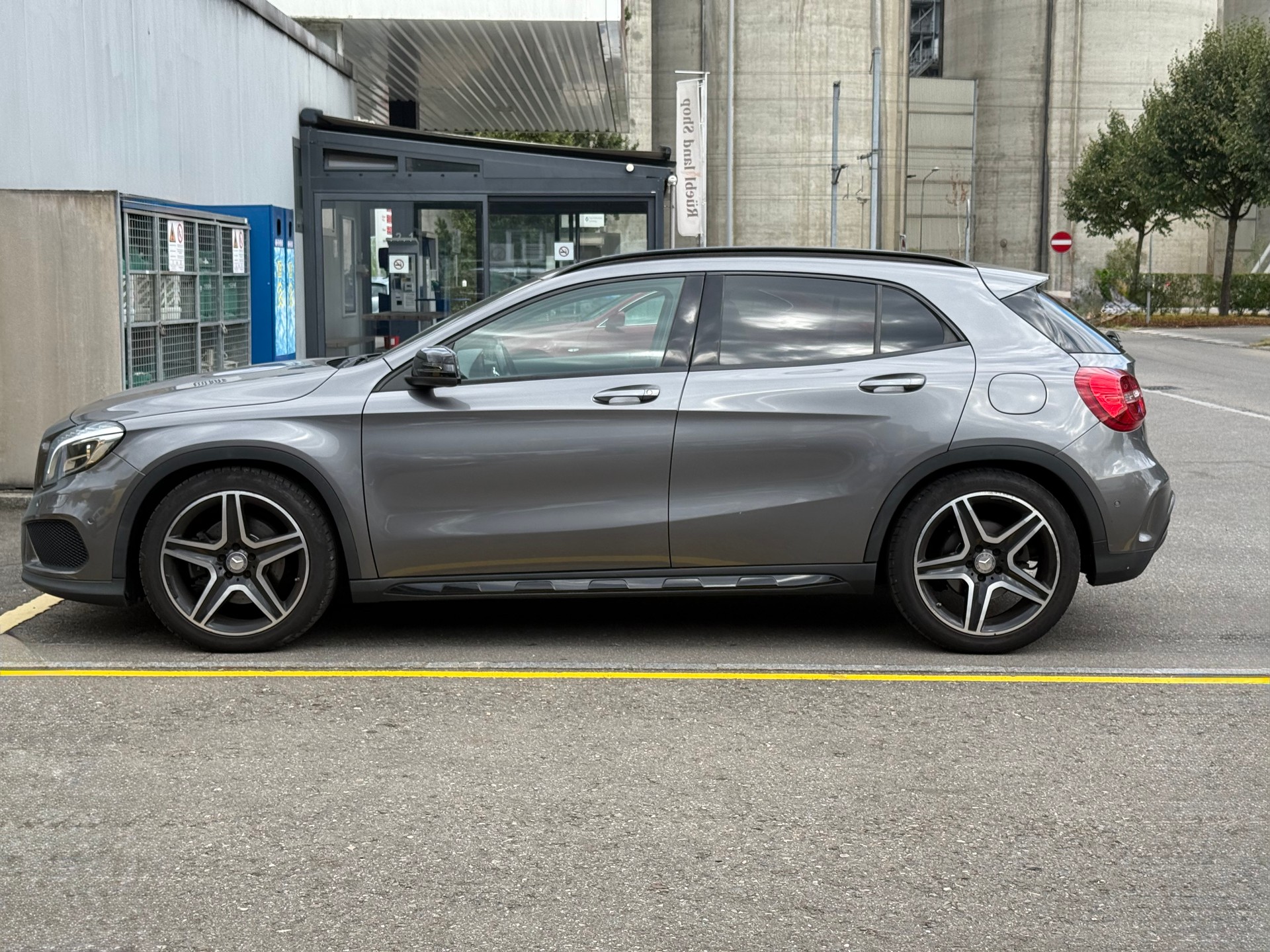 MERCEDES-BENZ GLA 250 AMG Line 4Matic 7G-DCT-image-1