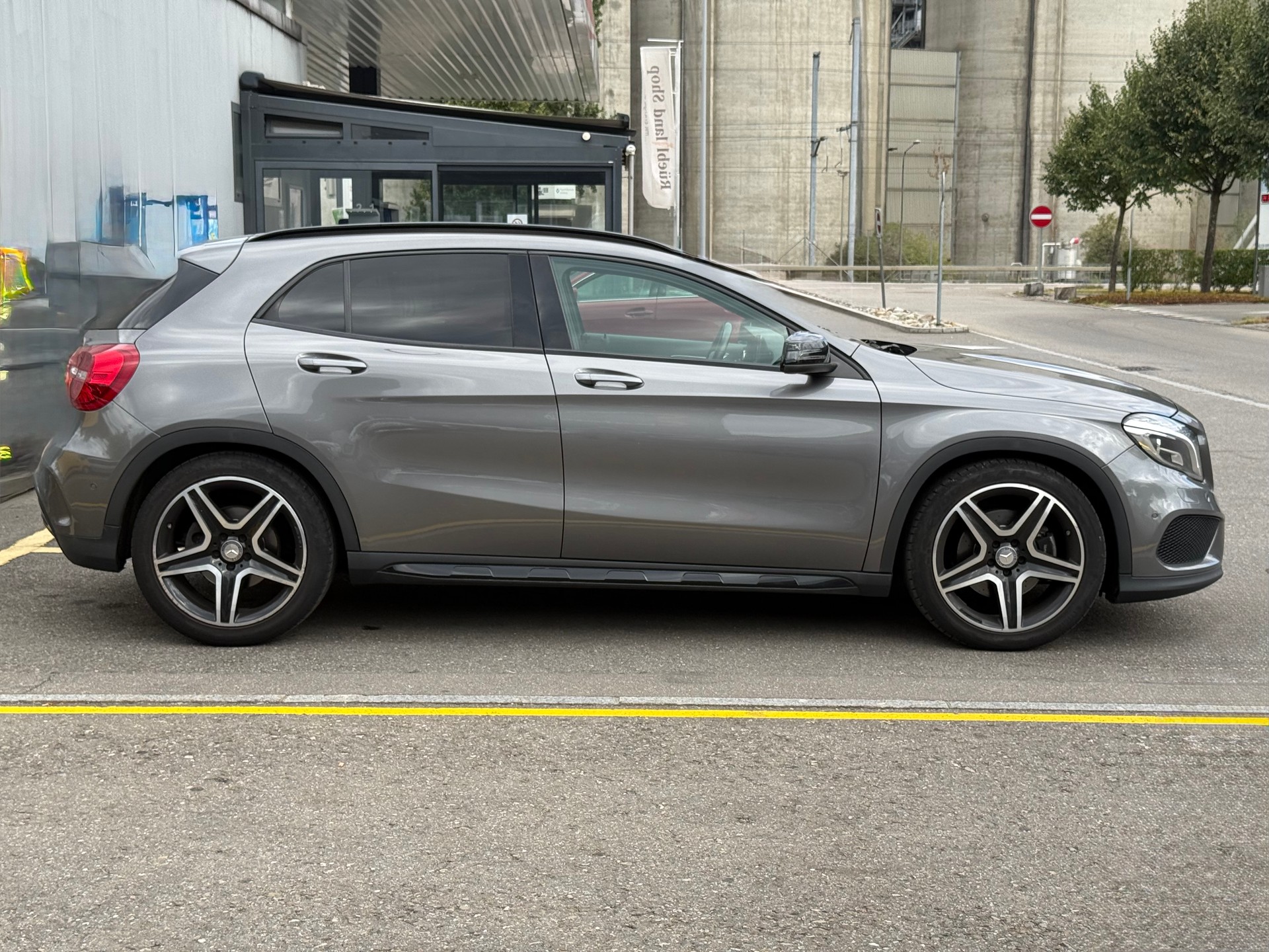 MERCEDES-BENZ GLA 250 AMG Line 4Matic 7G-DCT-image-3