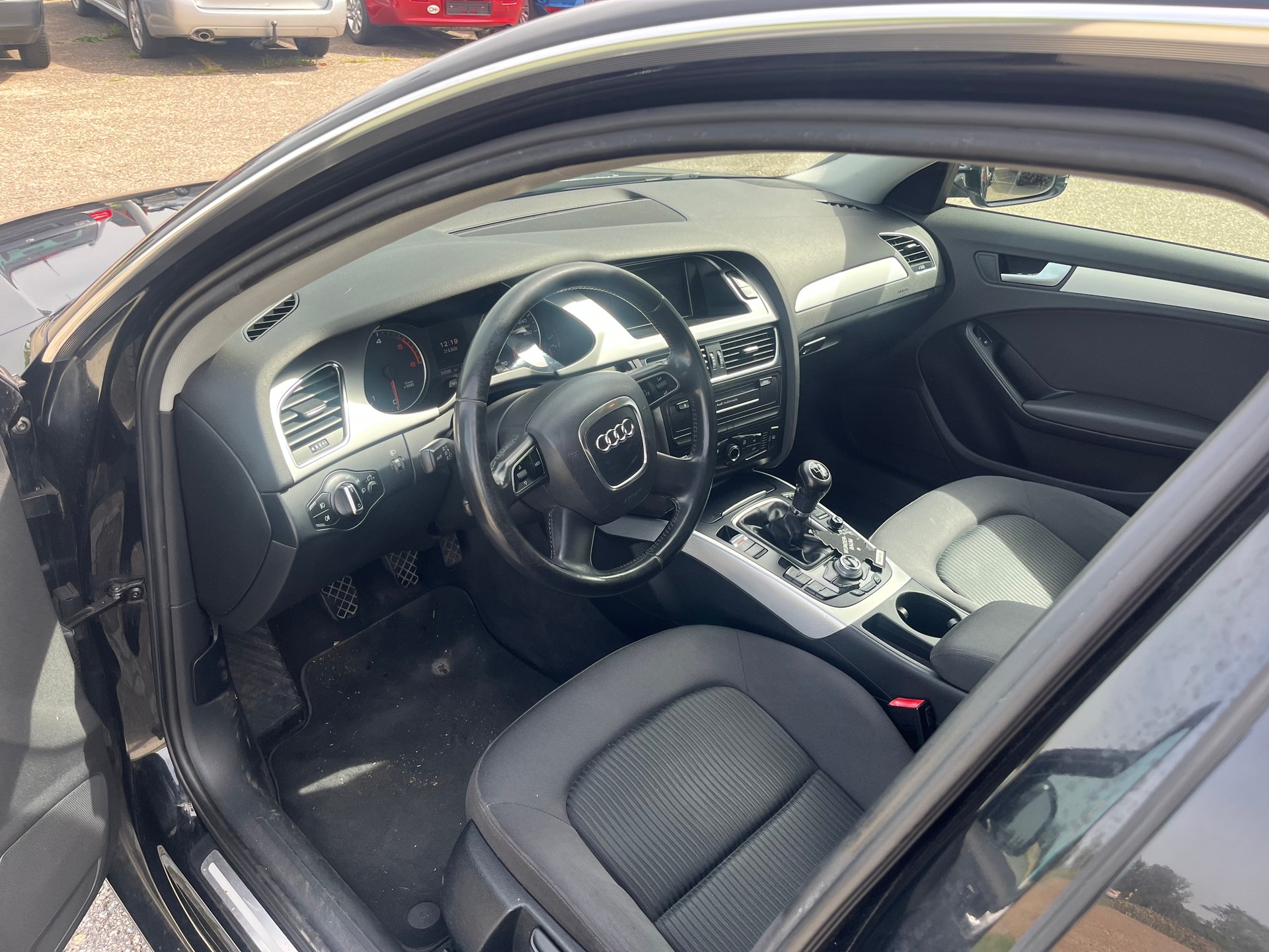 AUDI A4 Avant 2.0 TDI-image-8
