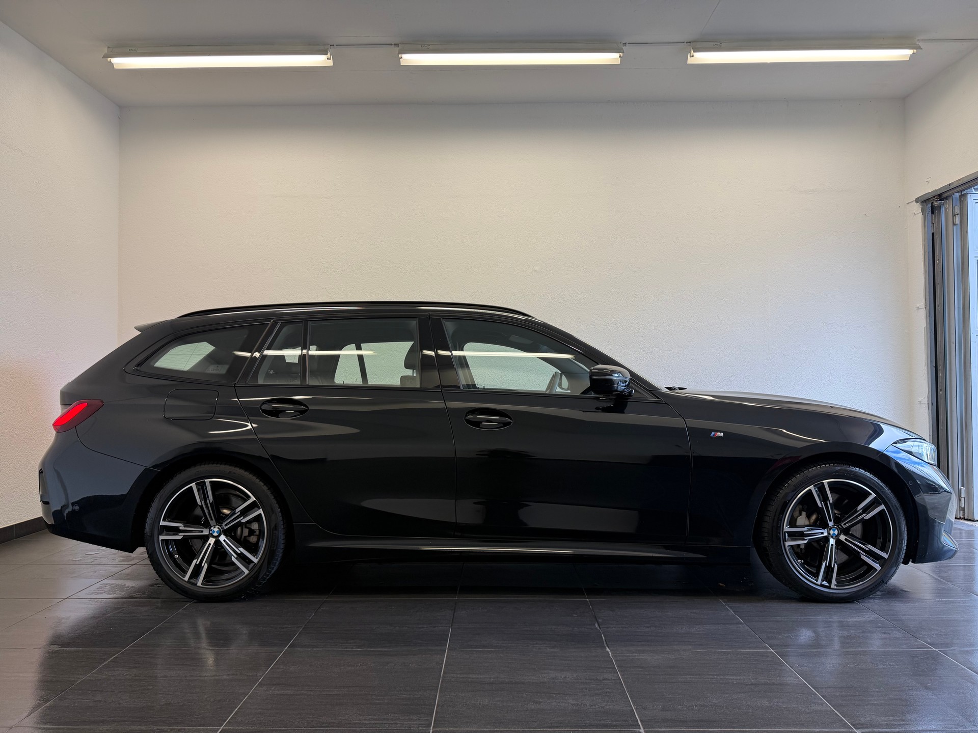BMW 330d xDrive 48V Touring Steptronic M Sport-showroom-element-3
