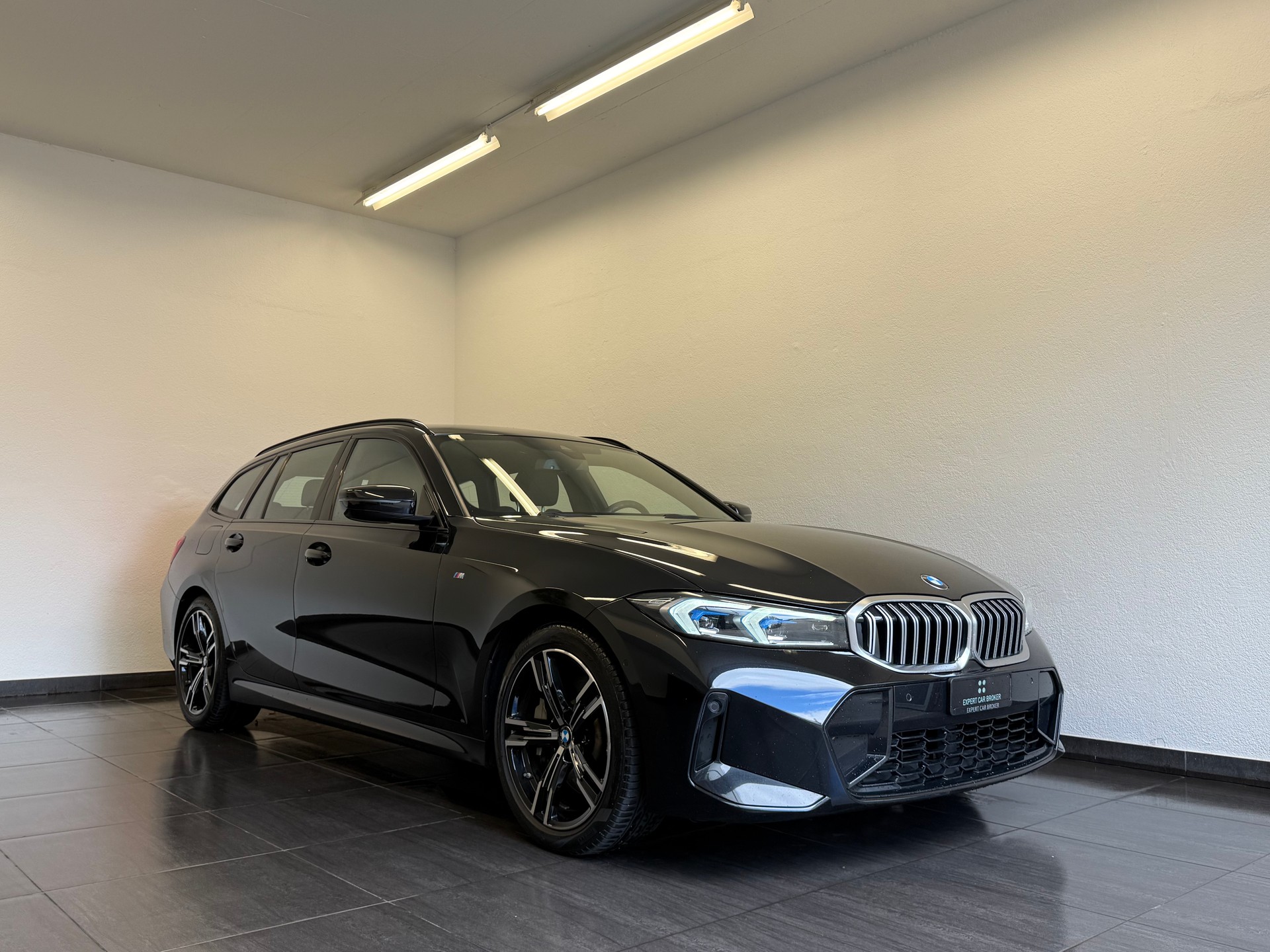 BMW 330d xDrive 48V Touring Steptronic M Sport-showroom-element-1