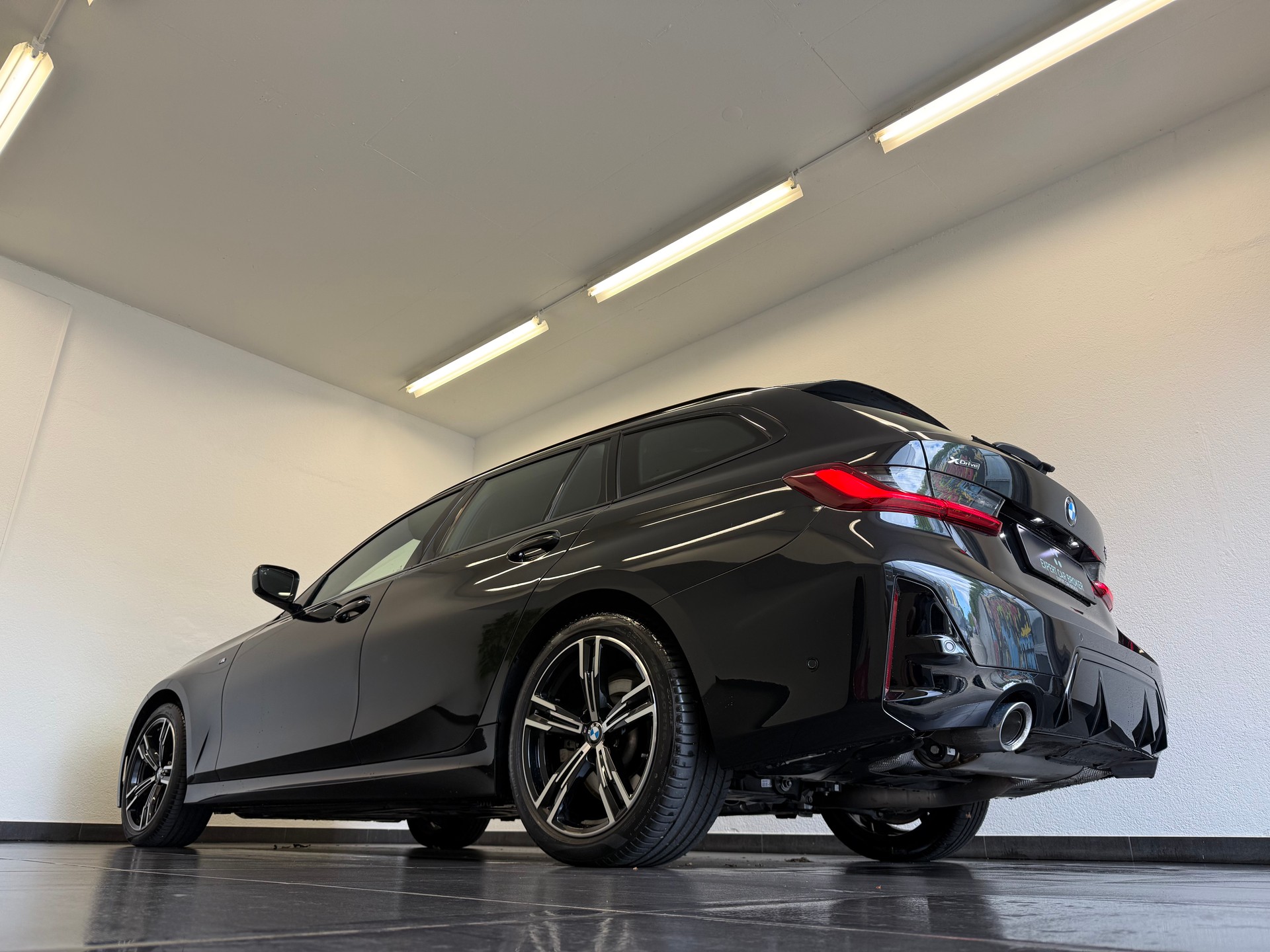 BMW 330d xDrive 48V Touring Steptronic M Sport-image-8