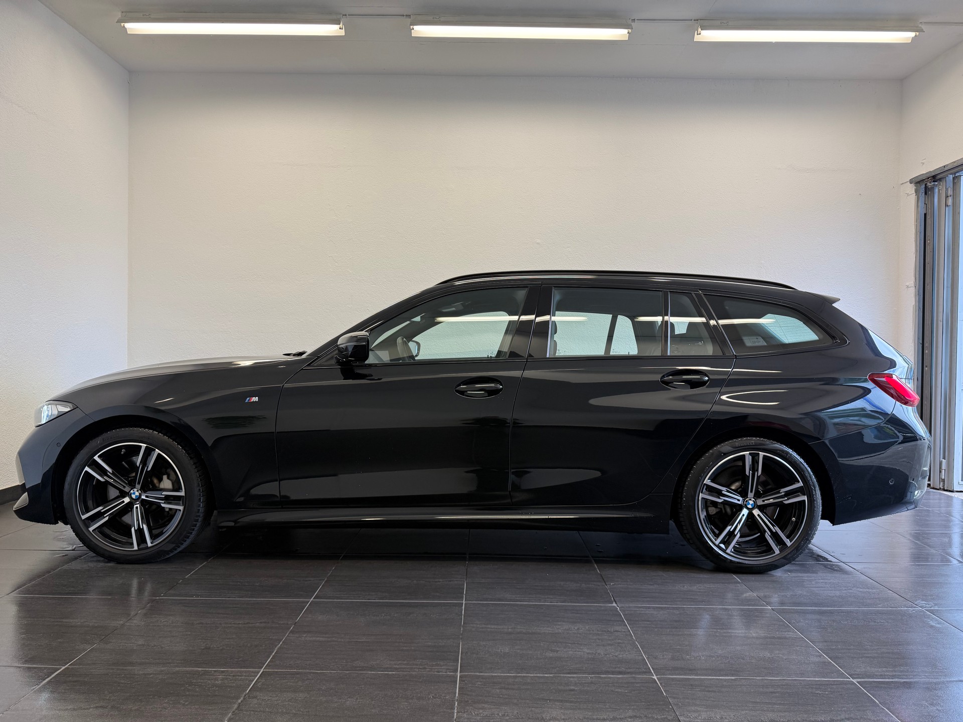 BMW 330d xDrive 48V Touring Steptronic M Sport-image-9