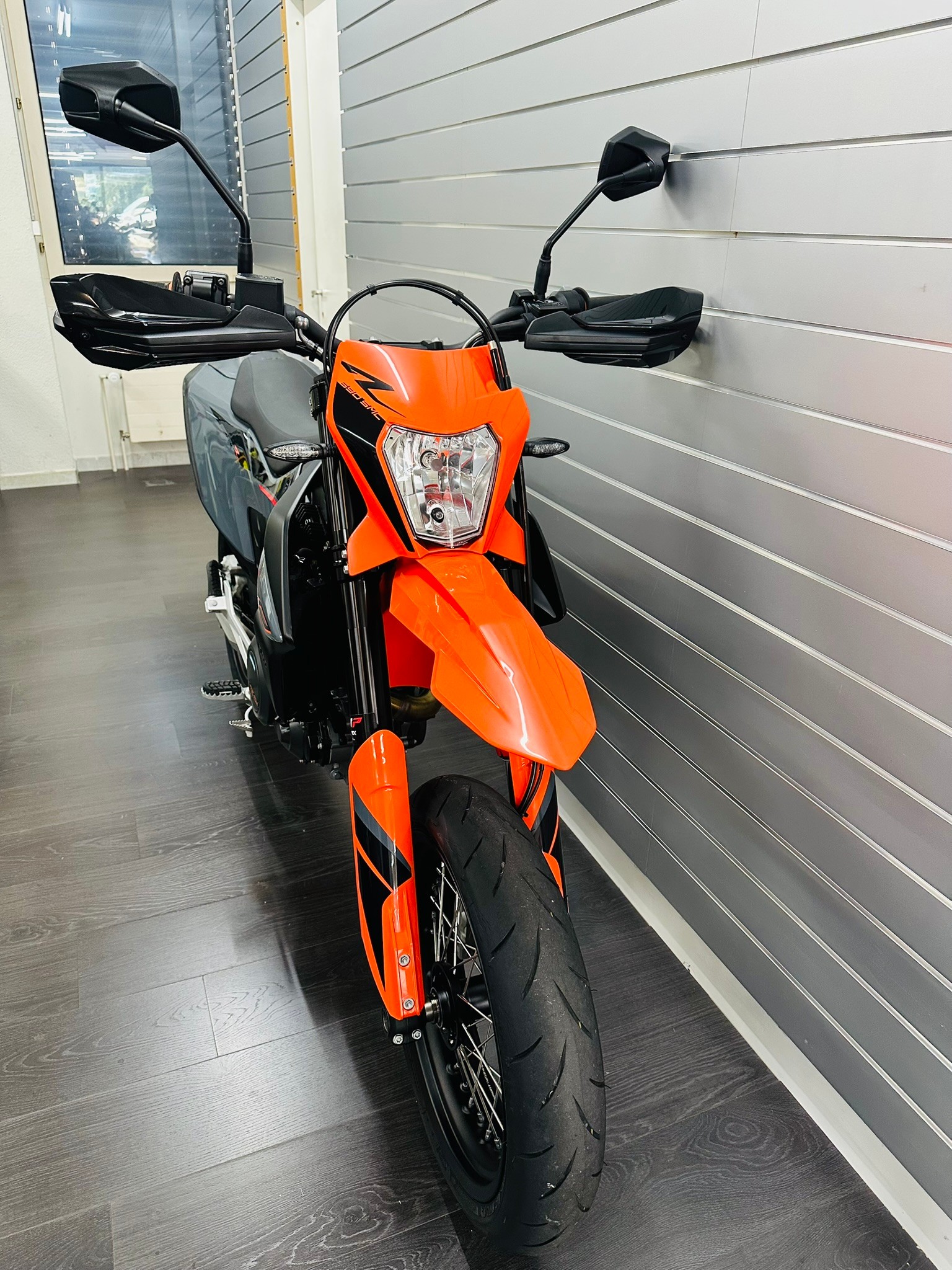 KTM 690 SMC-R-showroom-element-3