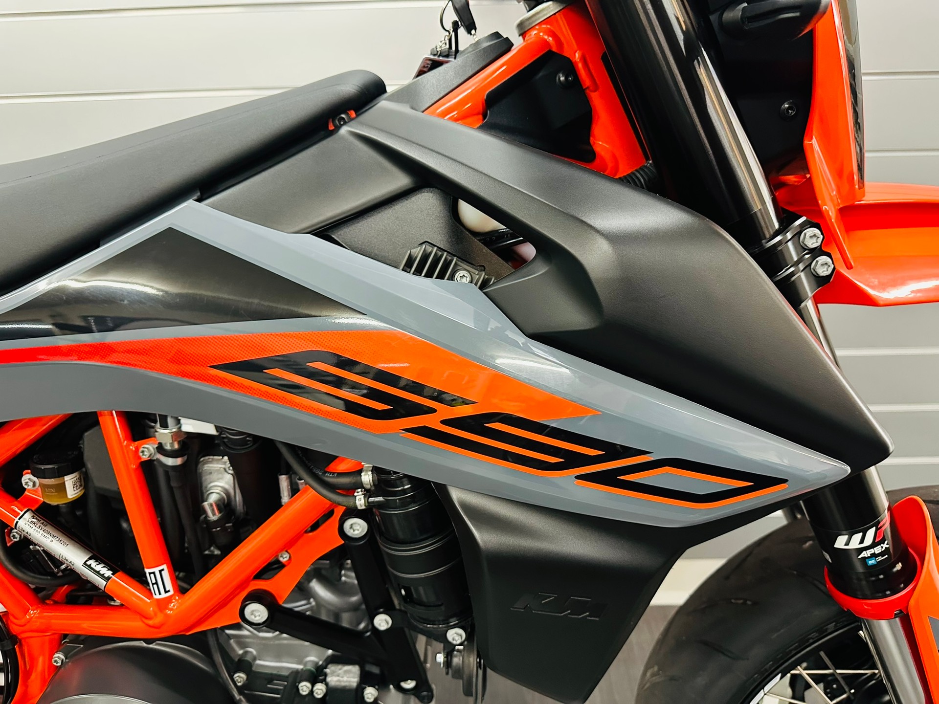 KTM 690 SMC-R-showroom-element-1