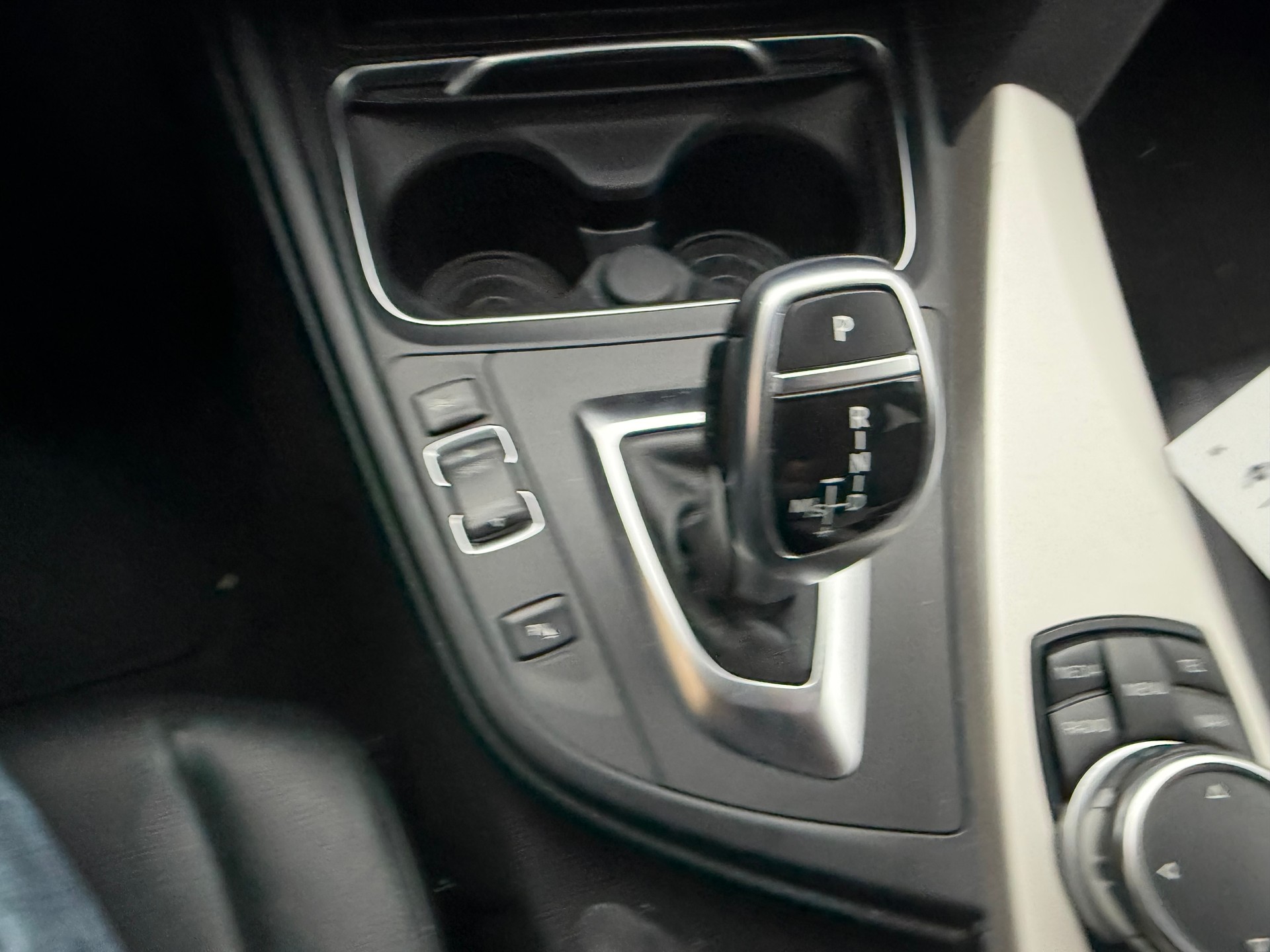 BMW 330d xDrive Touring Luxury Line Steptronic-image-7