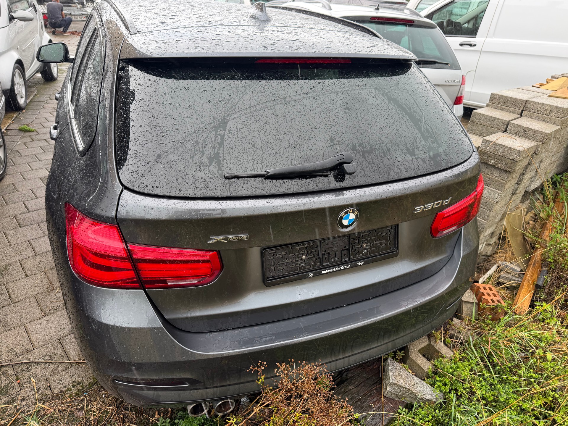 BMW 330d xDrive Touring Luxury Line Steptronic-image-2