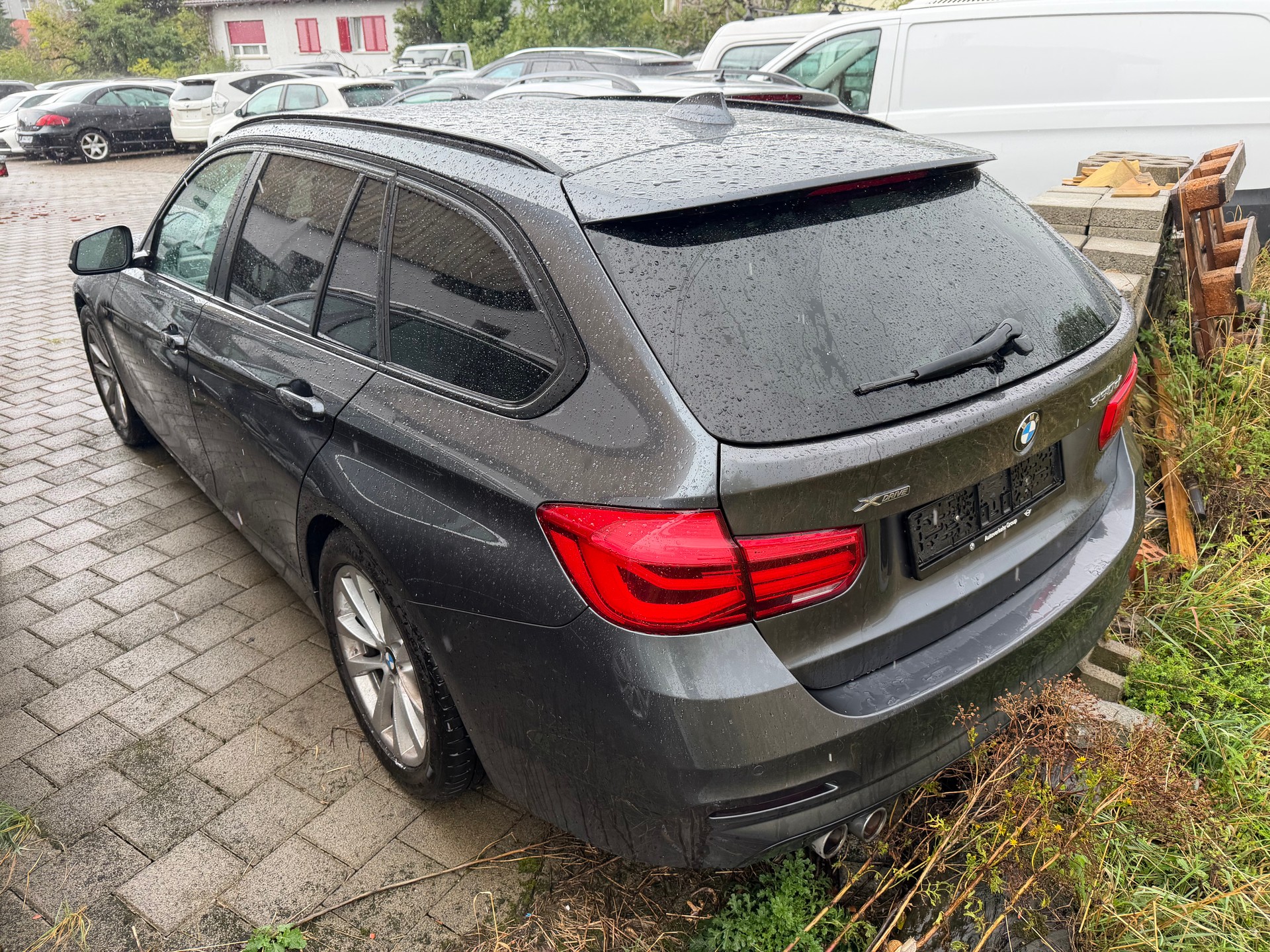 BMW 330d xDrive Touring Luxury Line Steptronic-image-3
