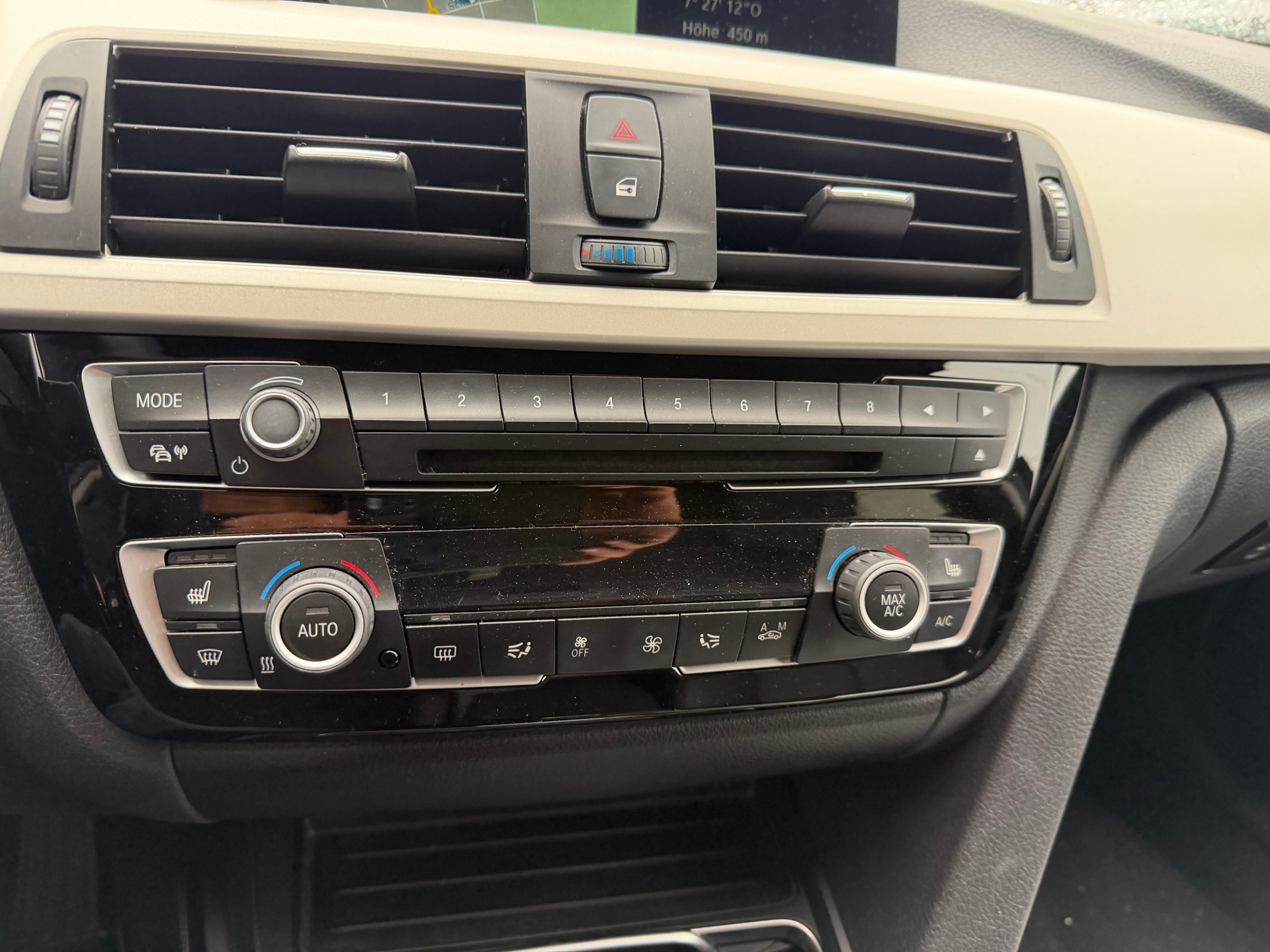 BMW 330d xDrive Touring Luxury Line Steptronic-image-6