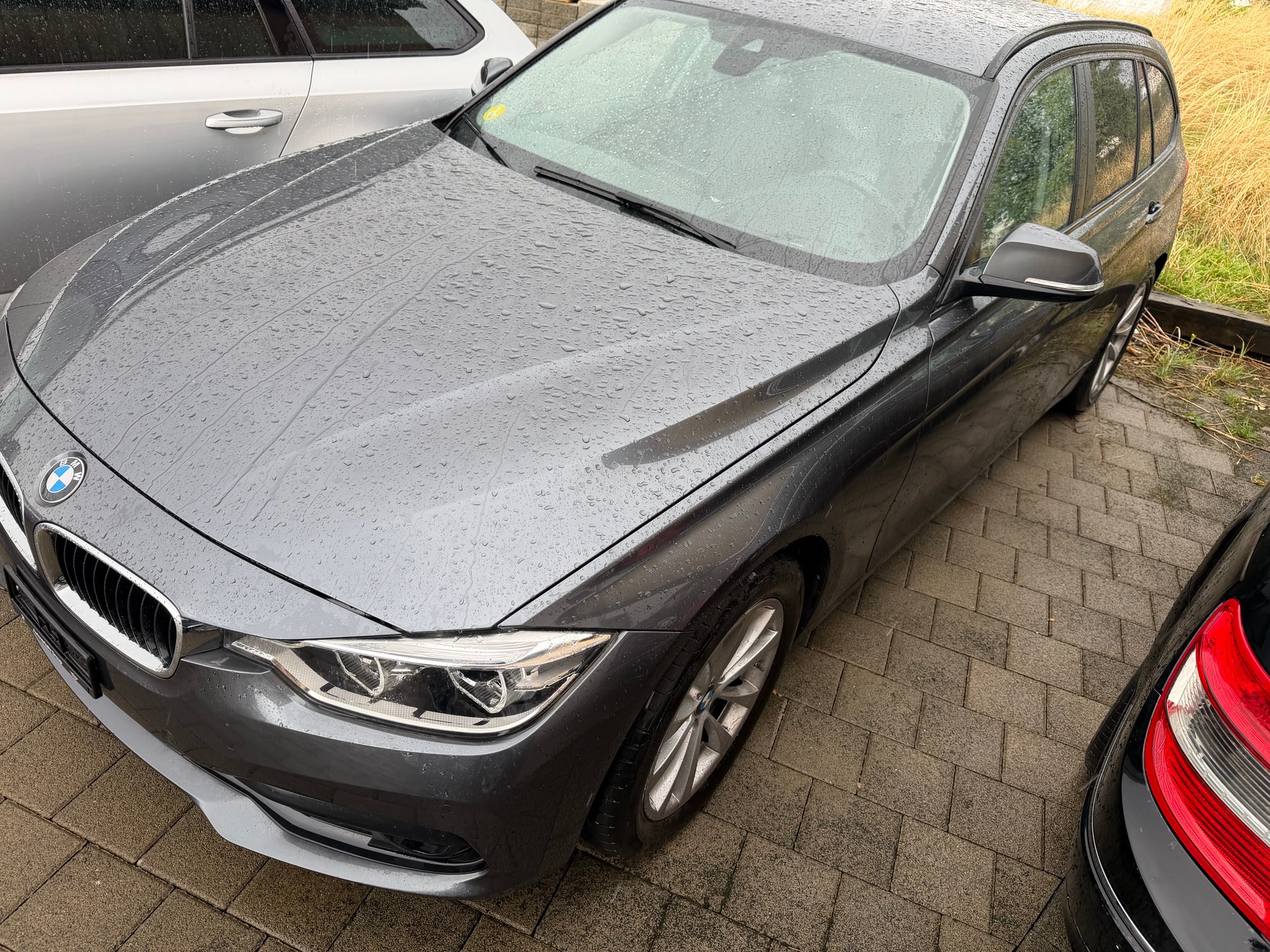 BMW 330d xDrive Touring Luxury Line Steptronic-image-1