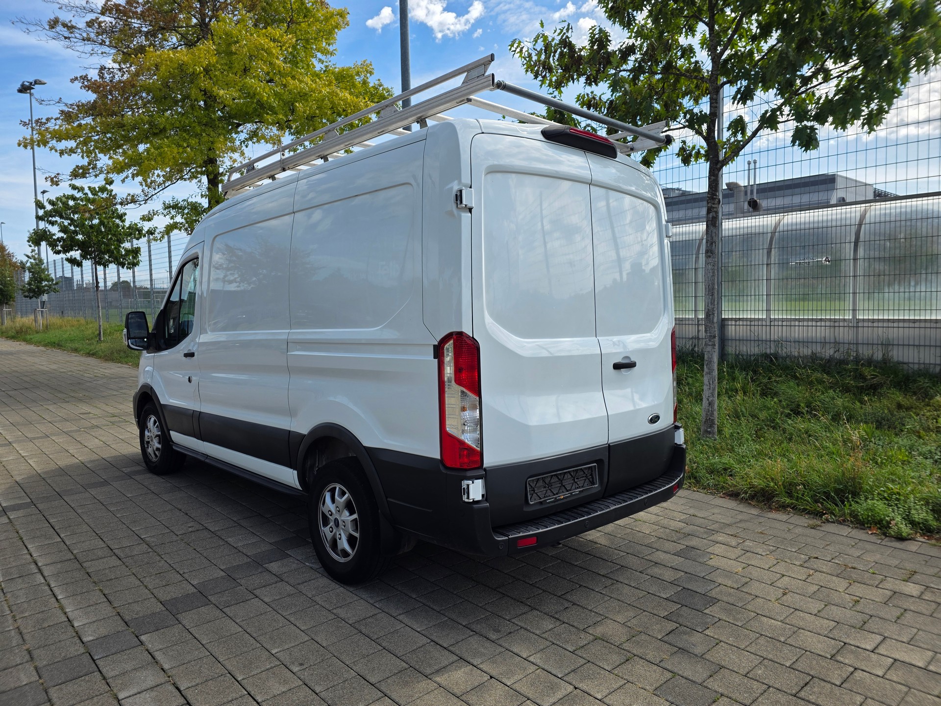 FORD Transit Van 350 L2 Trend 2.0 TDCi 185 FWD-image-6