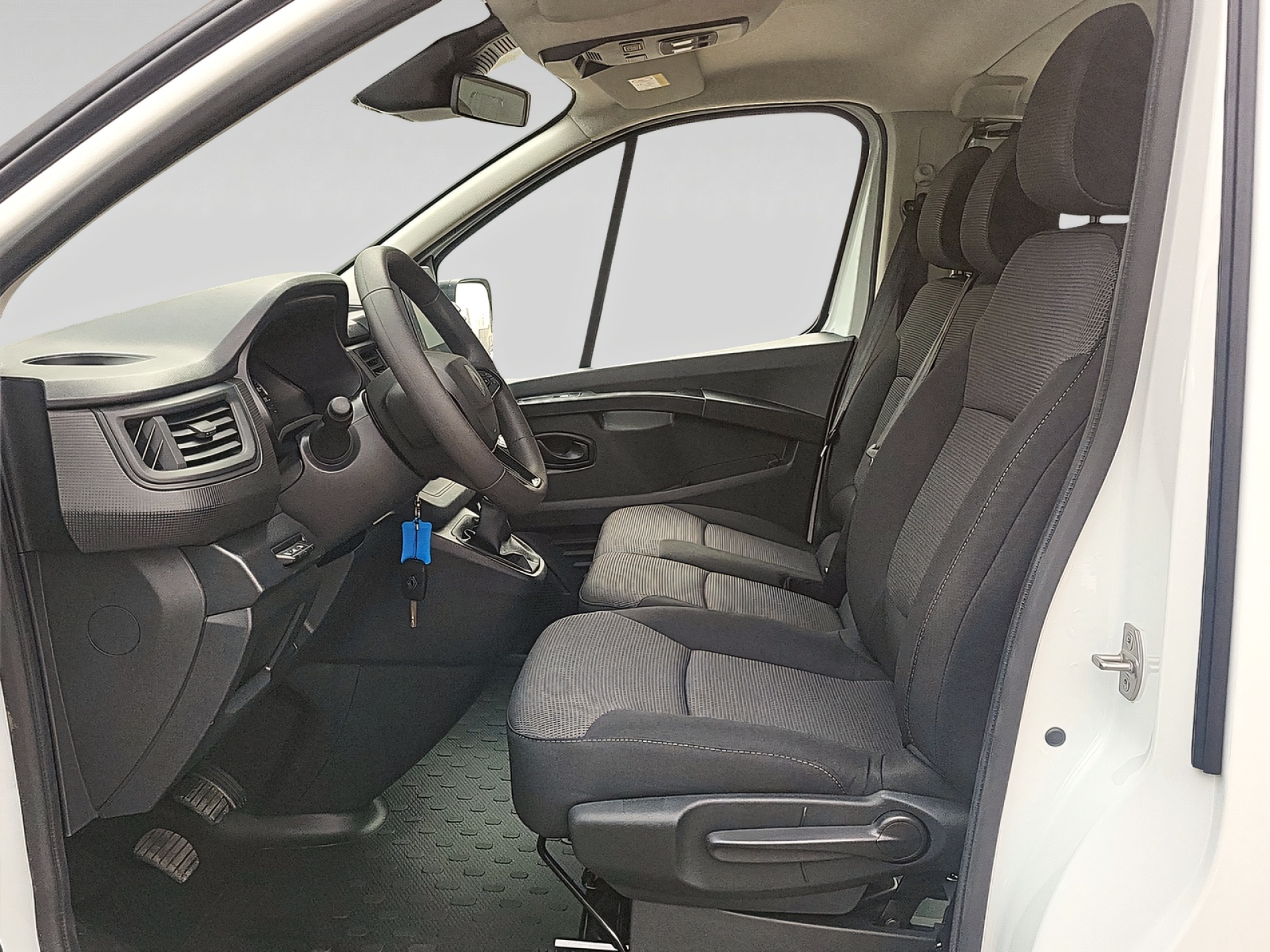 RENAULT Trafic Passenger-image-3