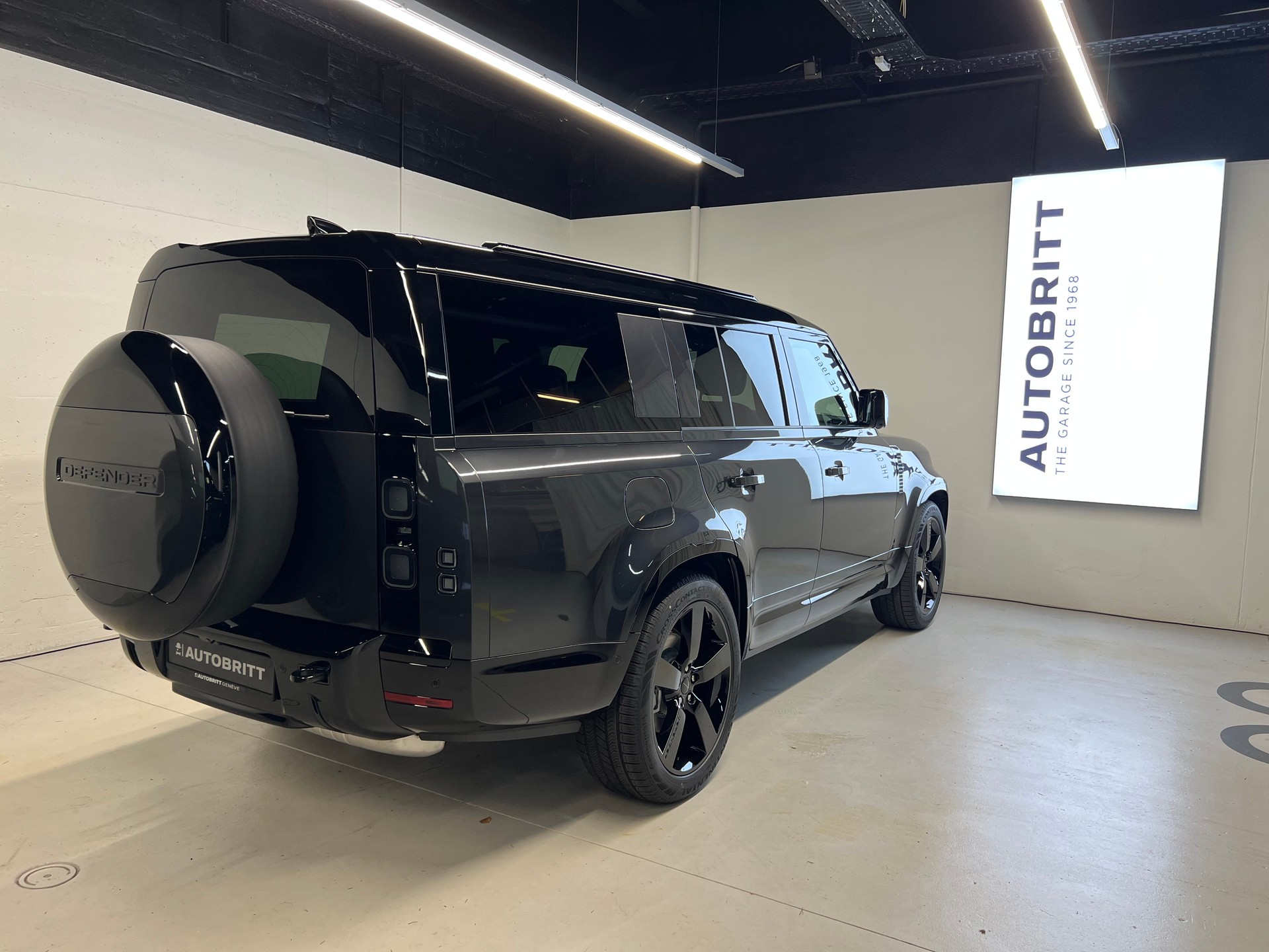 LAND ROVER Defender 130 3.0 D I6 350 X-Dynamic HSE-image-1