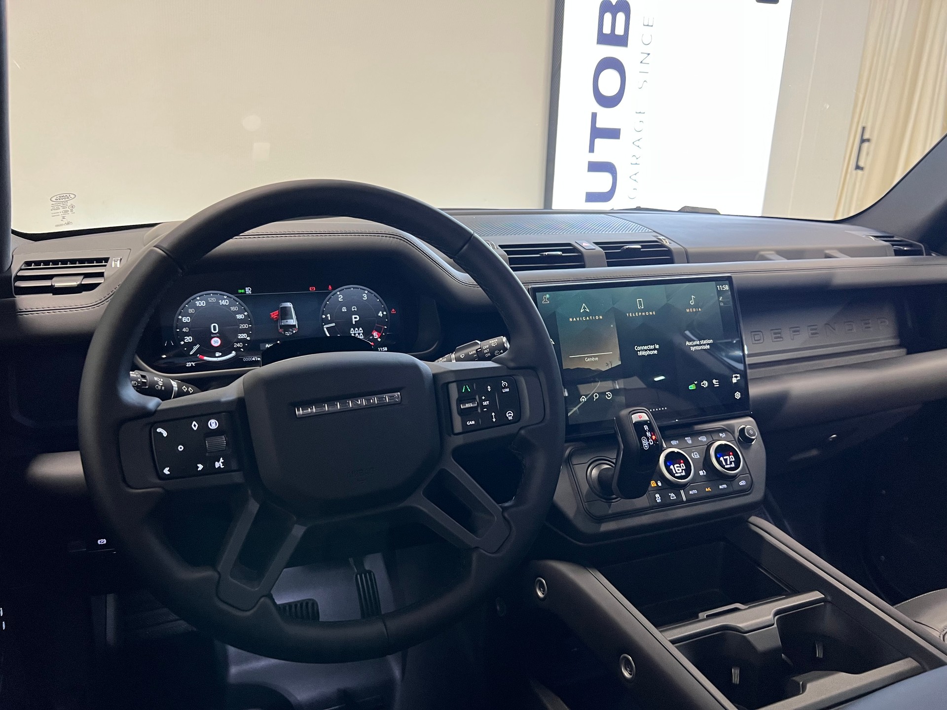 LAND ROVER Defender 130 3.0 D I6 350 X-Dynamic HSE-image-2