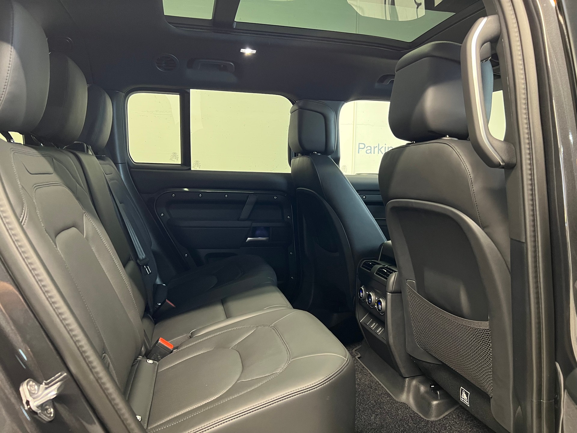 LAND ROVER Defender 130 3.0 D I6 350 X-Dynamic HSE-image-6