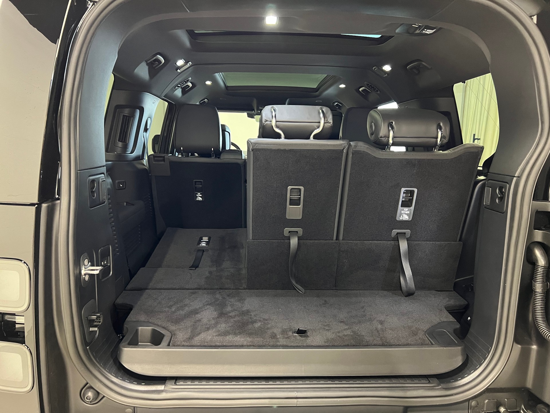 LAND ROVER Defender 130 3.0 D I6 350 X-Dynamic HSE-image-12