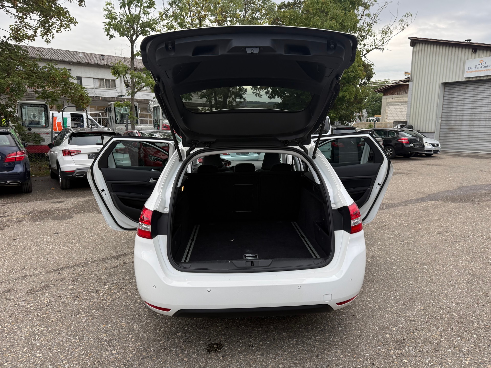 PEUGEOT 308 SW 1.2 THP Allure Automatic-image-9