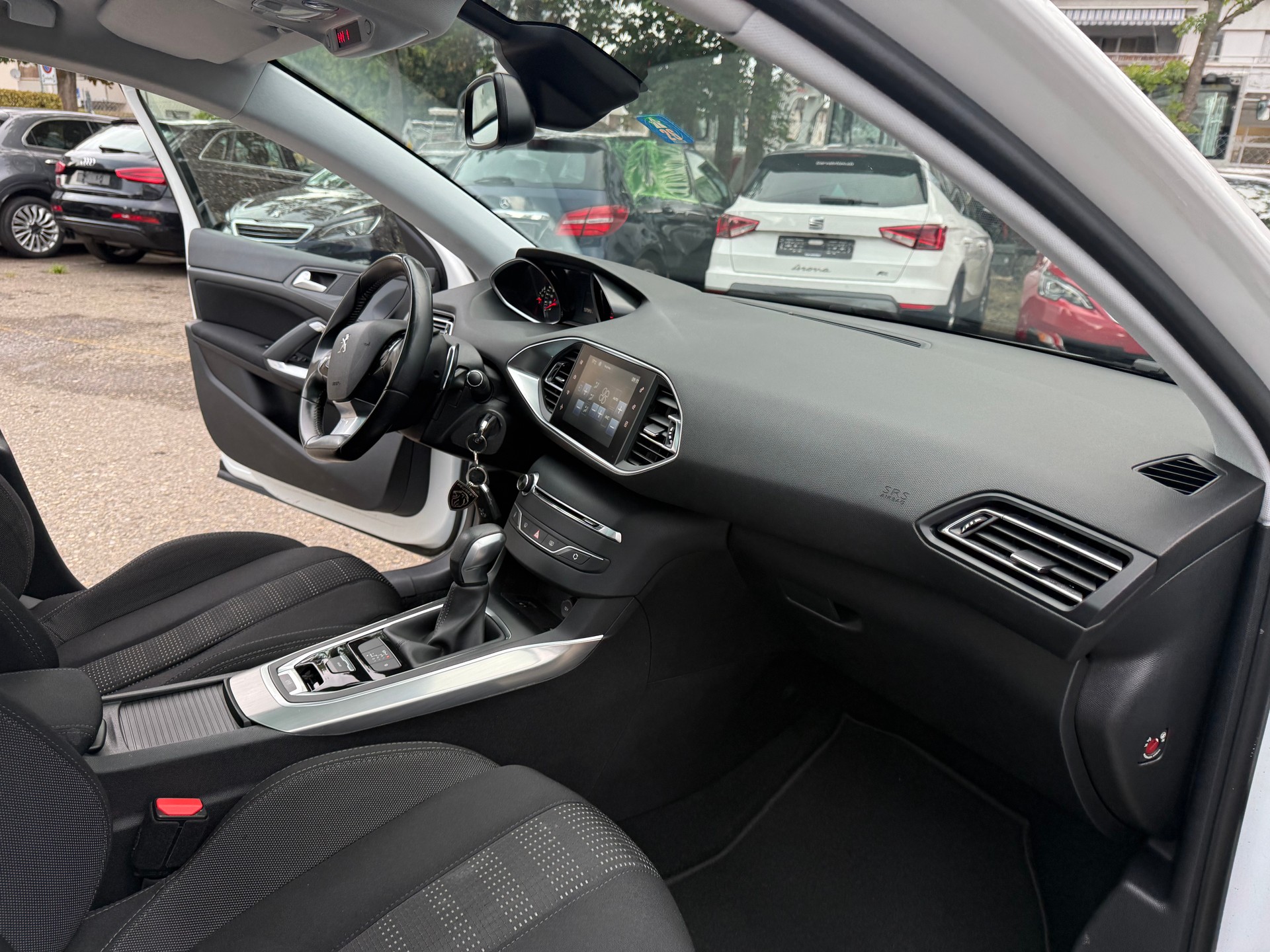 PEUGEOT 308 SW 1.2 THP Allure Automatic-image-6
