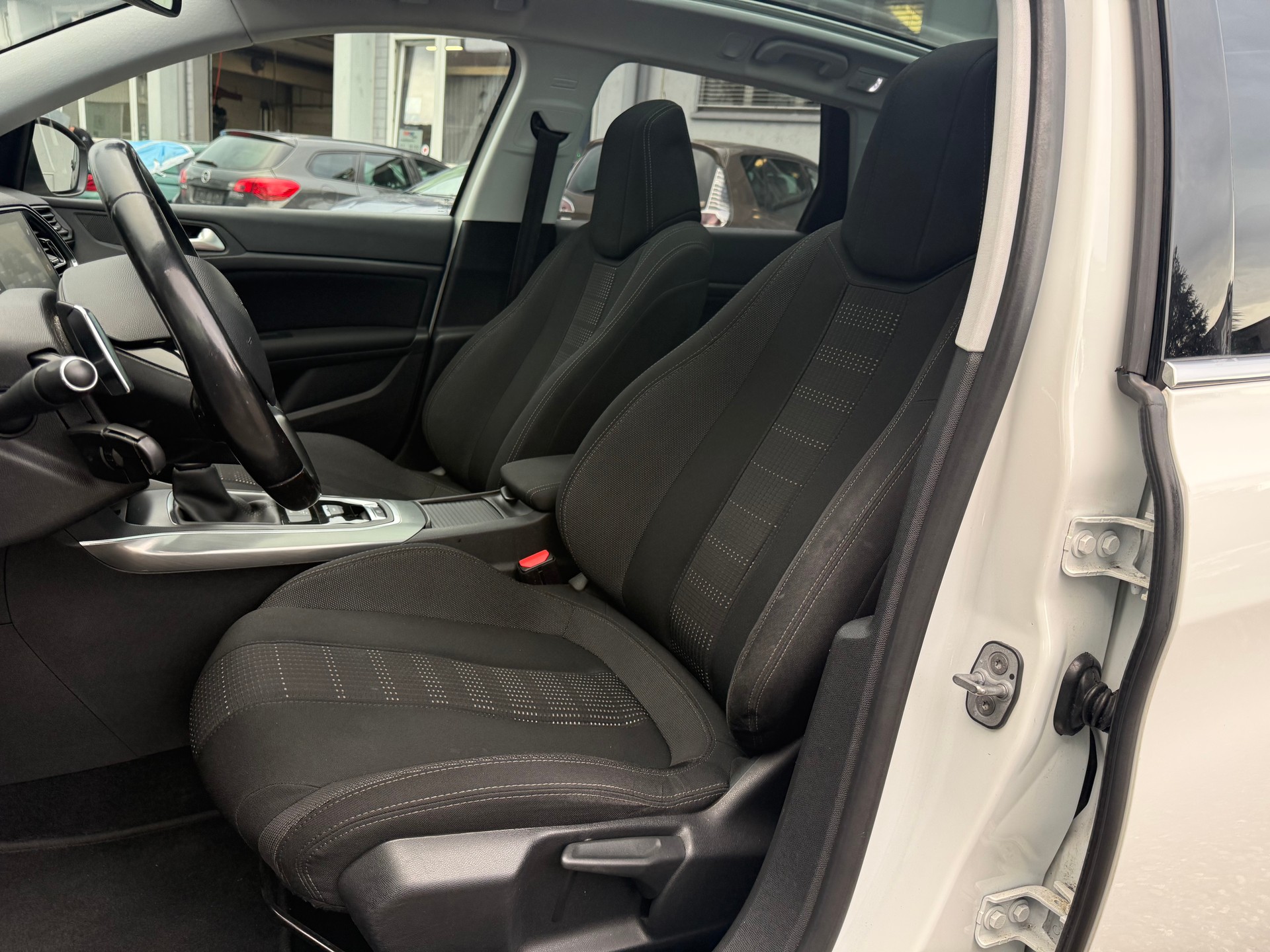 PEUGEOT 308 SW 1.2 THP Allure Automatic-image-7