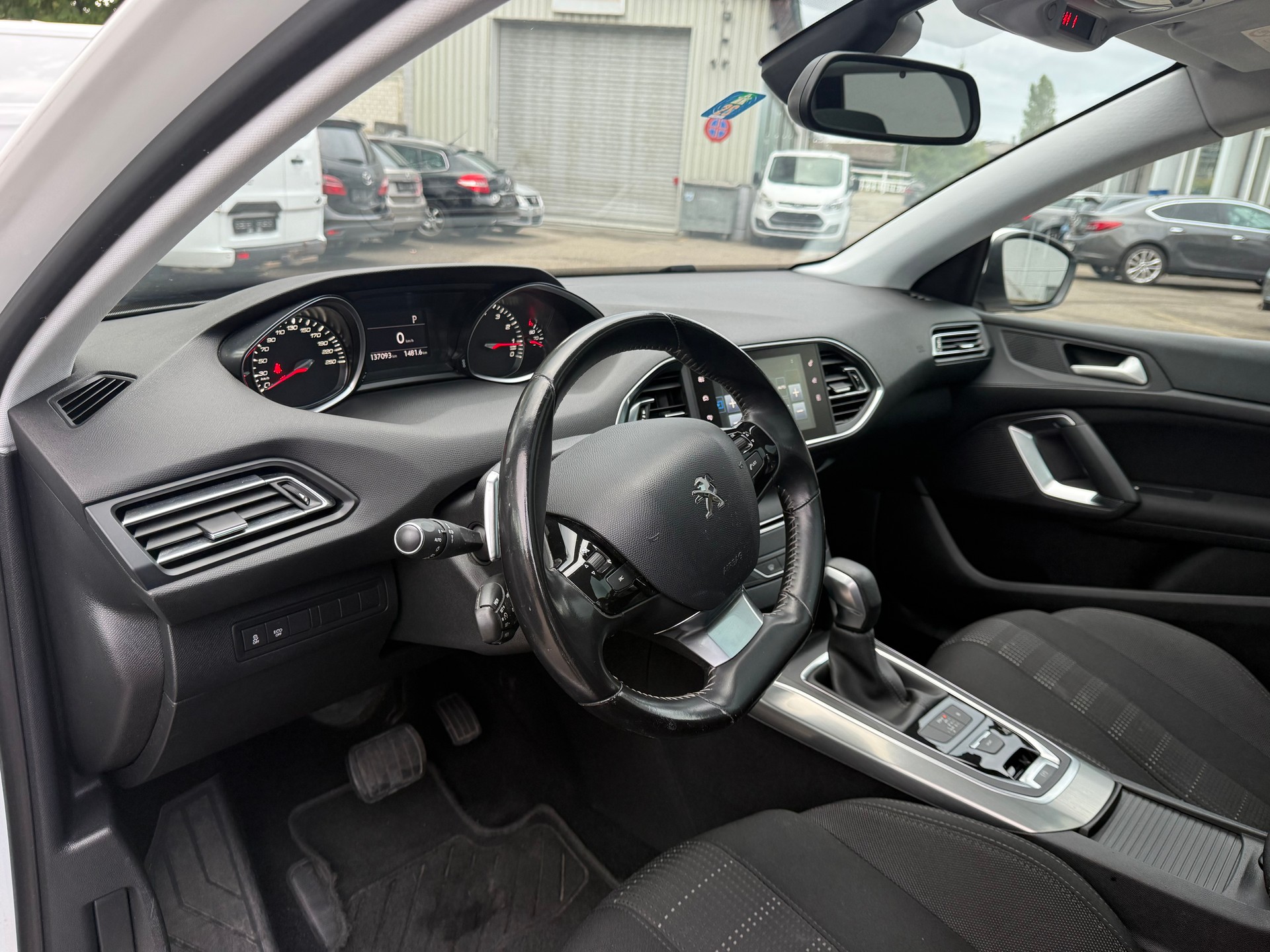 PEUGEOT 308 SW 1.2 THP Allure Automatic-image-4