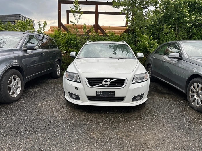 VOLVO V50 D4 R-Design-image-1