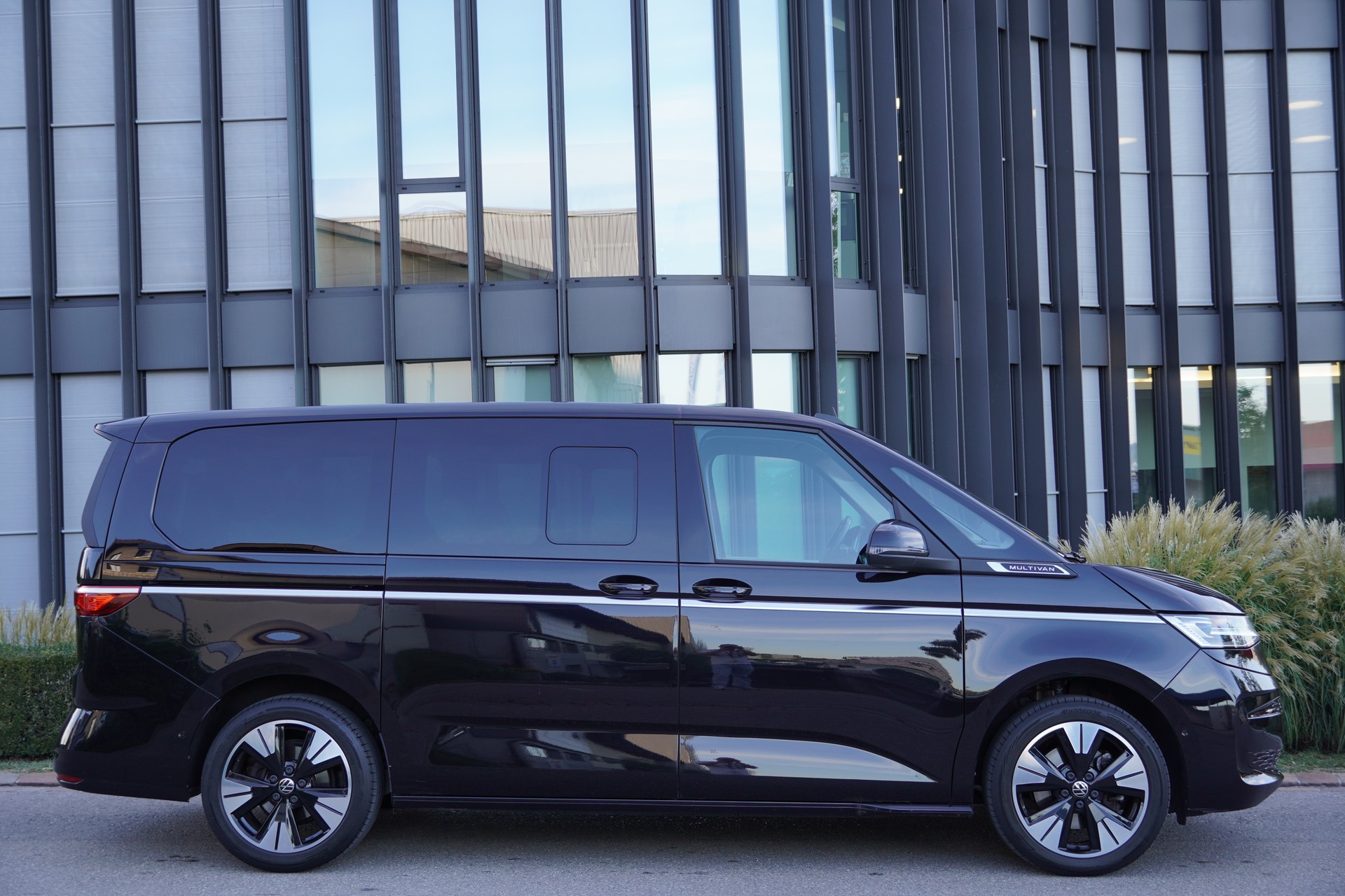 VW Multivan 2.0 TDI Style DSG Lang-image-0
