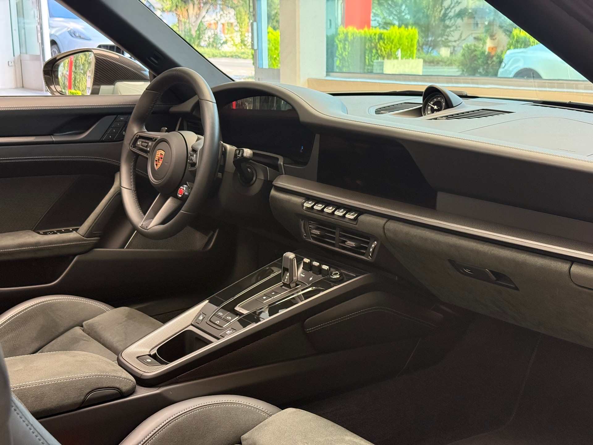 PORSCHE 911 Carrera 4 GTS Cabriolet-image-13