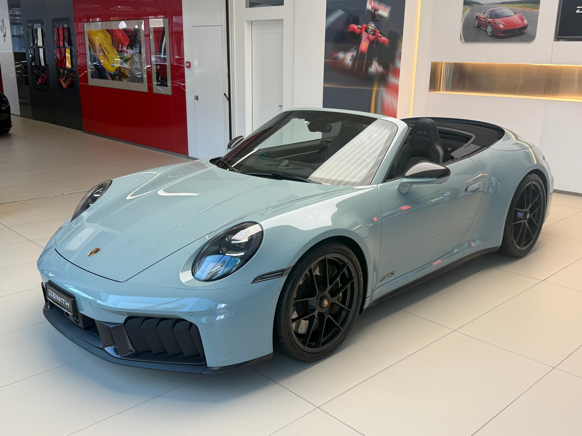 PORSCHE 911 Carrera 4 GTS Cabriolet-image-1