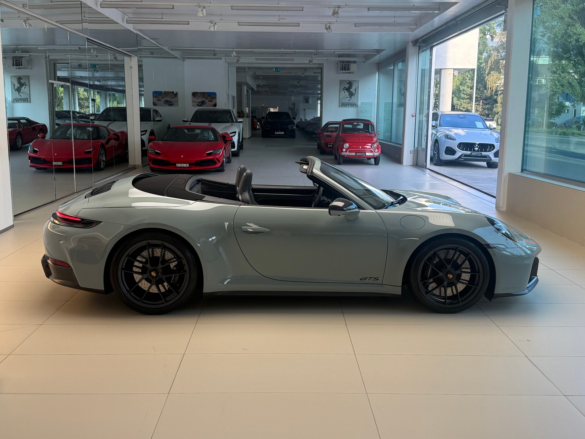 PORSCHE 911 Carrera 4 GTS Cabriolet-image-4