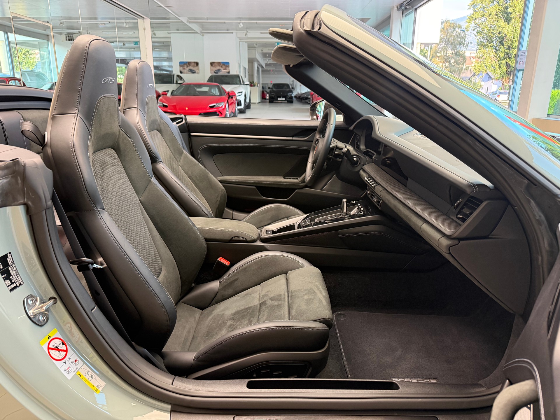 PORSCHE 911 Carrera 4 GTS Cabriolet-image-14