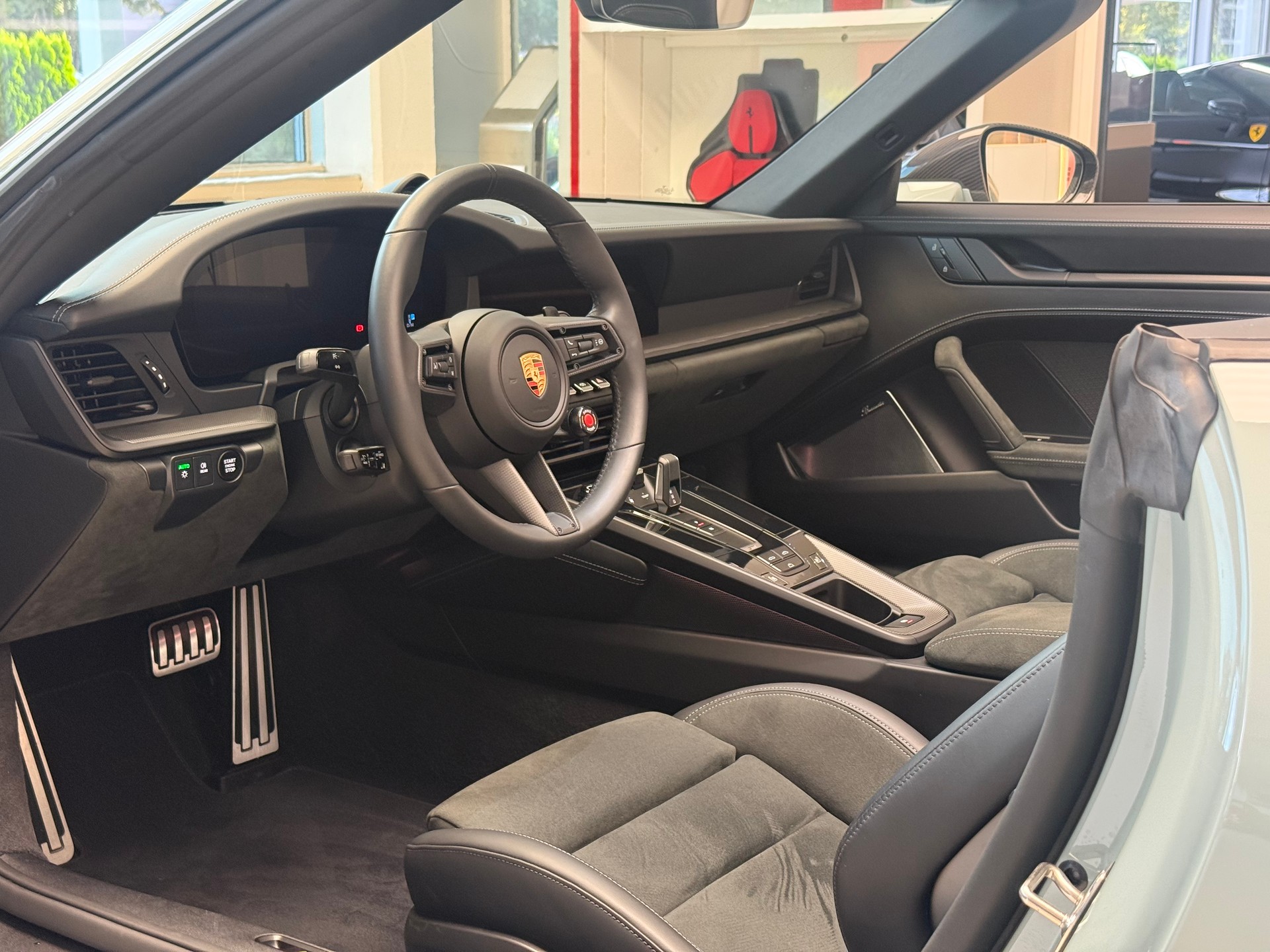 PORSCHE 911 Carrera 4 GTS Cabriolet-image-9