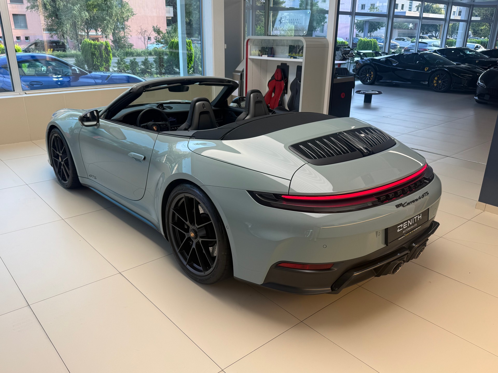 PORSCHE 911 Carrera 4 GTS Cabriolet-image-7