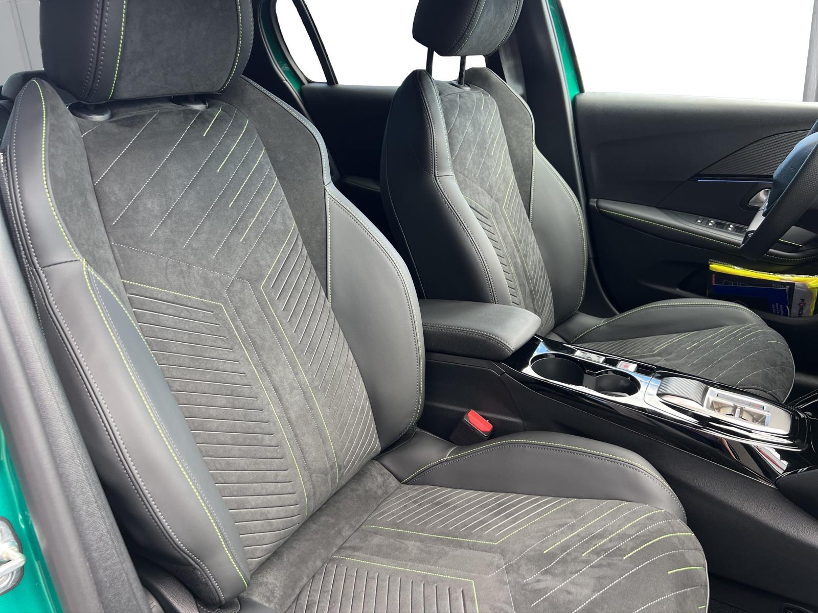 PEUGEOT 208 1.2 Hybrid 145 GT Exclusive-image-9