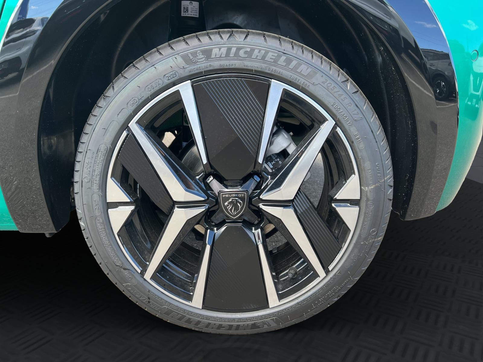 PEUGEOT 208 1.2 Hybrid 145 GT Exclusive-image-6
