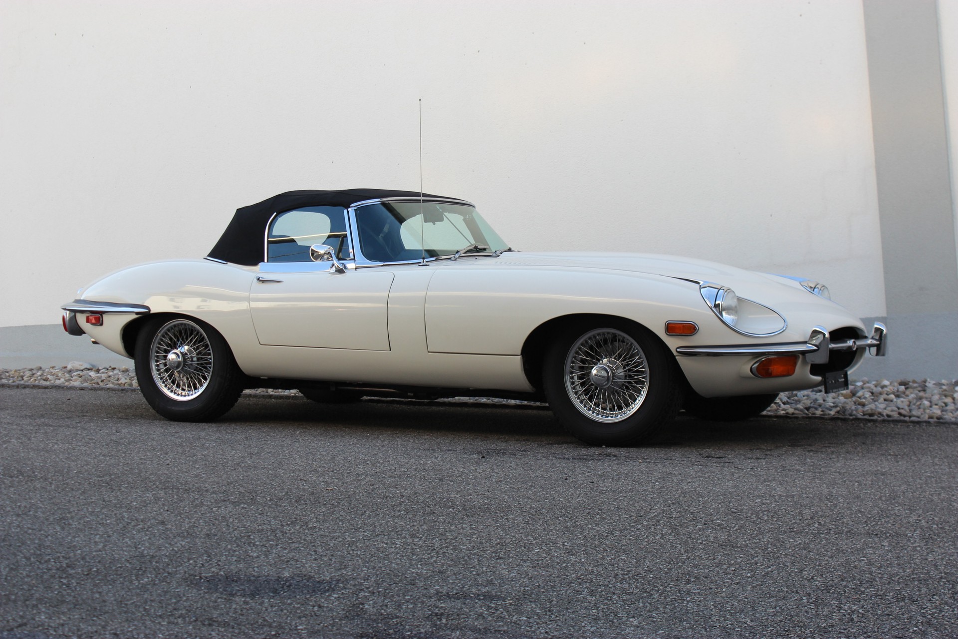 JAGUAR E-Type 4.2 Roadster S2-image-4