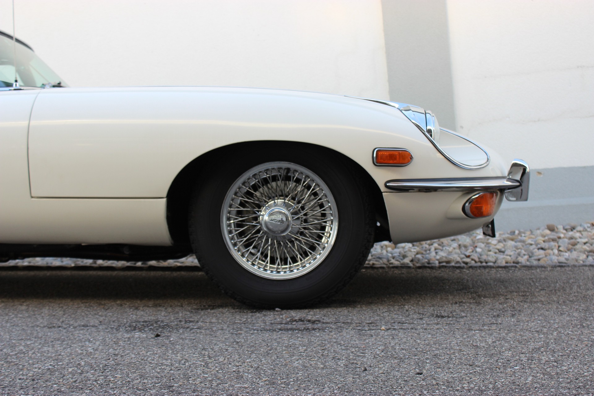 JAGUAR E-Type 4.2 Roadster S2-image-6