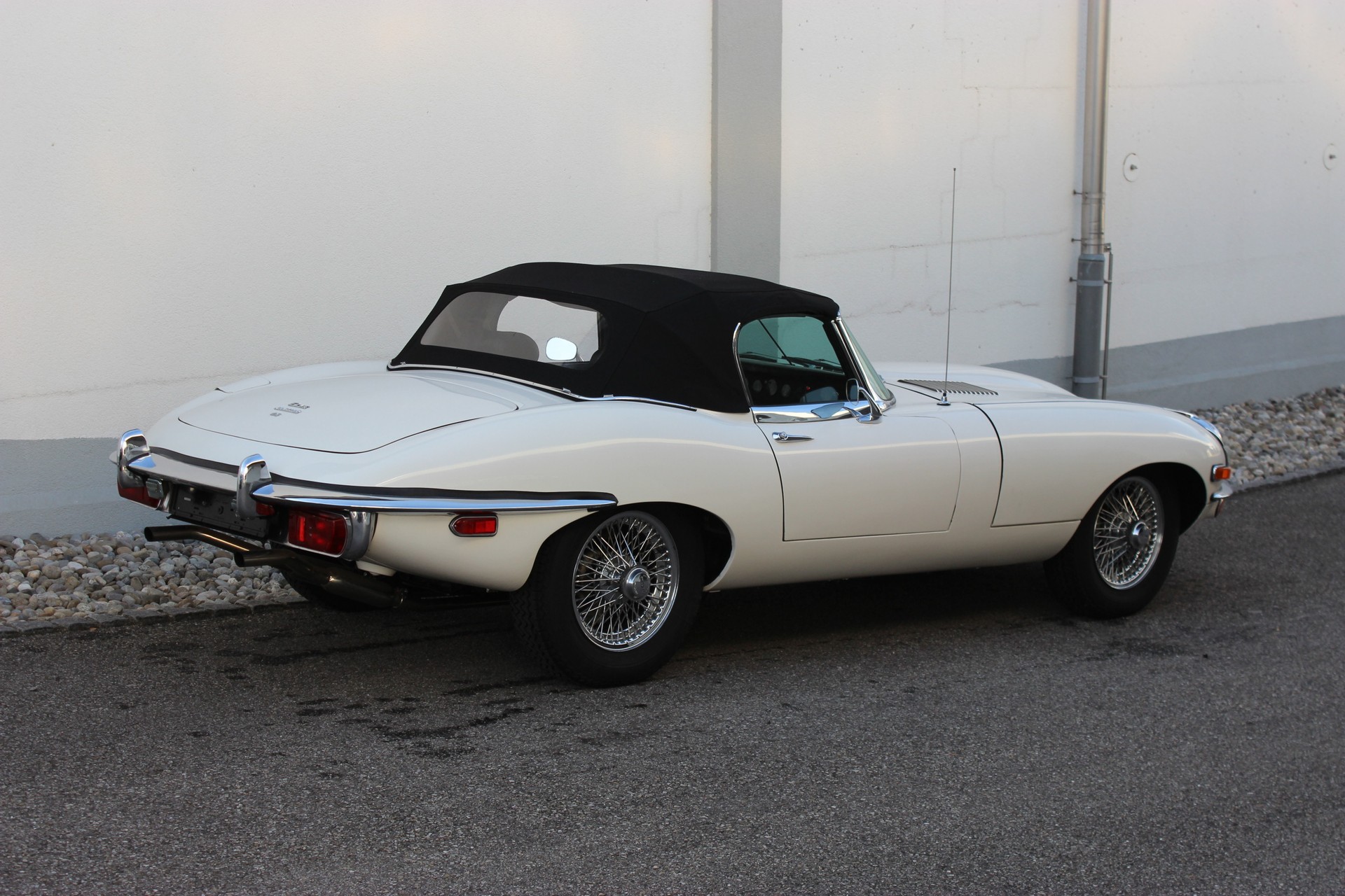 JAGUAR E-Type 4.2 Roadster S2-image-5