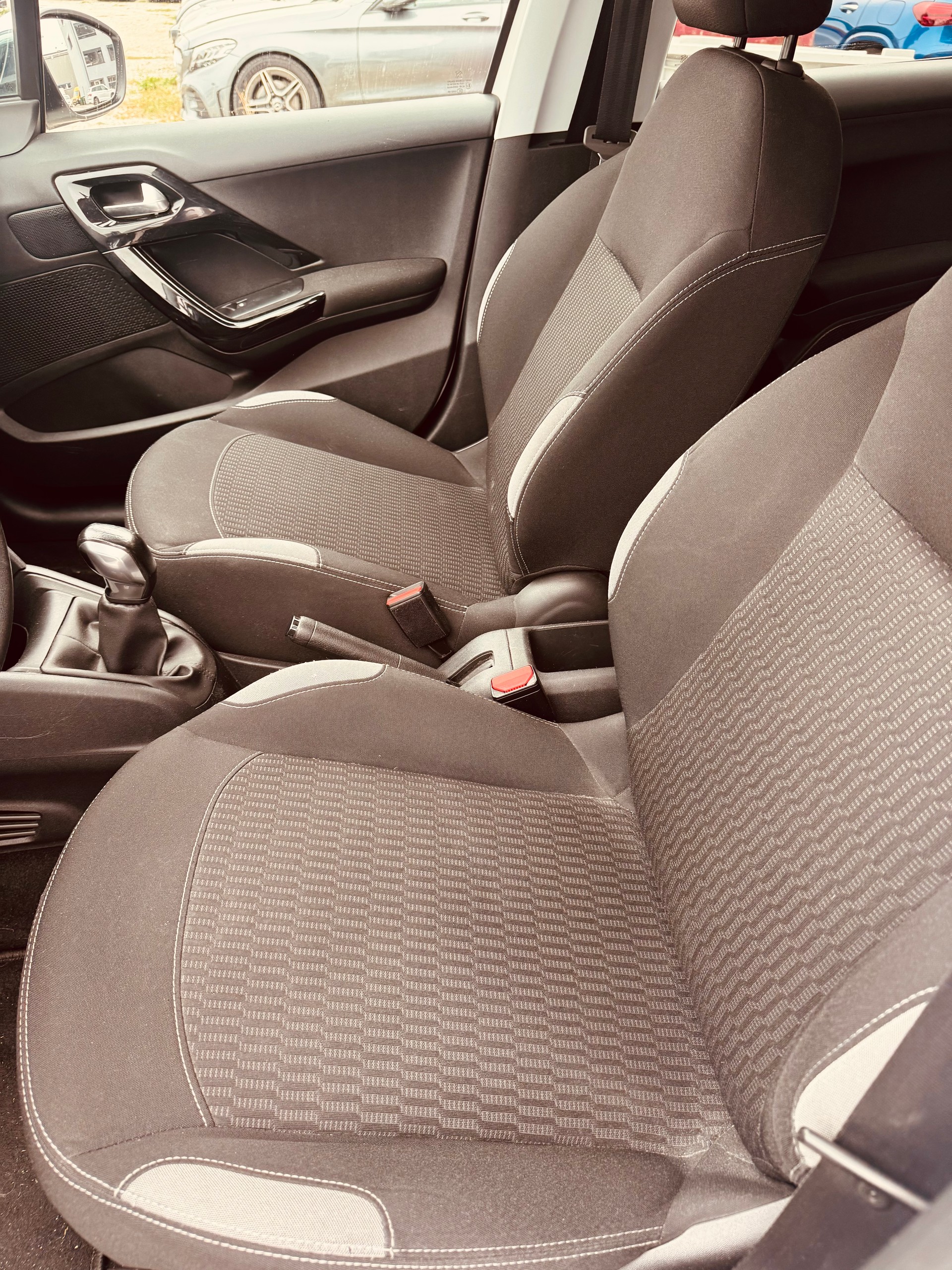 PEUGEOT 208 1.2 VTI Style-image-8