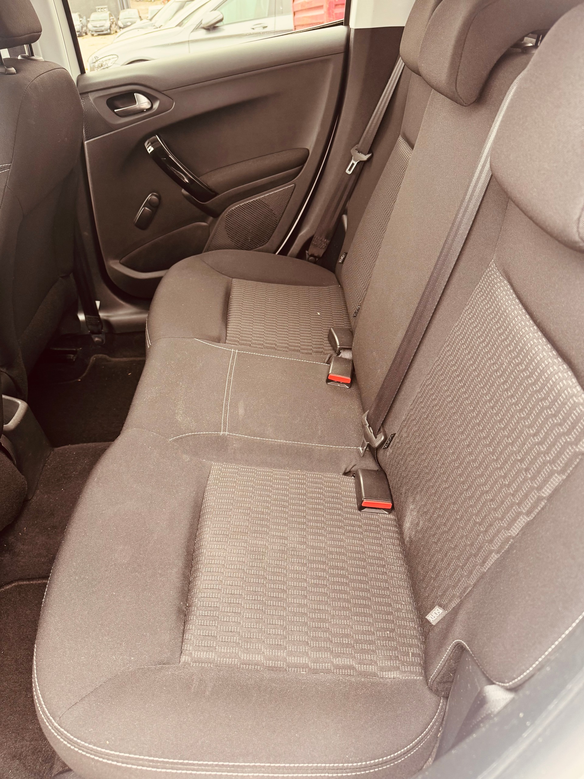 PEUGEOT 208 1.2 VTI Style-image-7